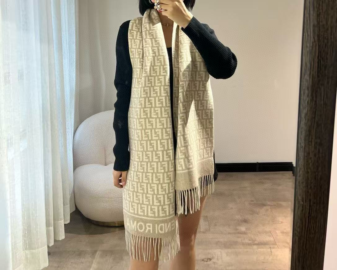 🆕Fendi羊绒围巾，从未失望过，今年秋冬第一条‼️ 出口的渠道订单‼️老盆还是见一条收一条 裸色系高级