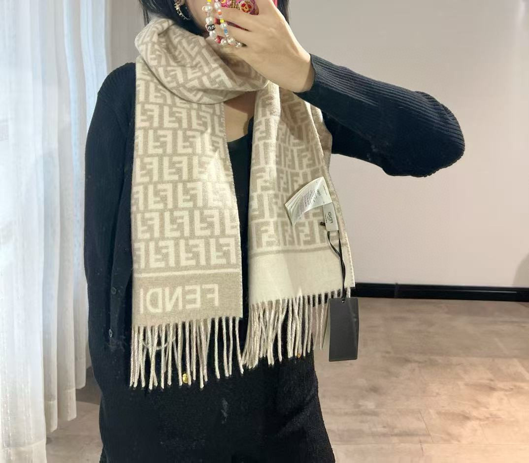 🆕Fendi羊绒围巾，从未失望过，今年秋冬第一条‼️ 出口的渠道订单‼️老盆还是见一条收一条 裸色系高级