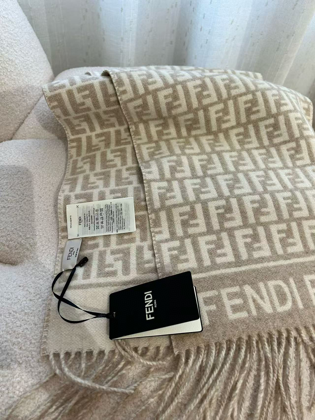 🆕Fendi羊绒围巾，从未失望过，今年秋冬第一条‼️ 出口的渠道订单‼️老盆还是见一条收一条 裸色系高级