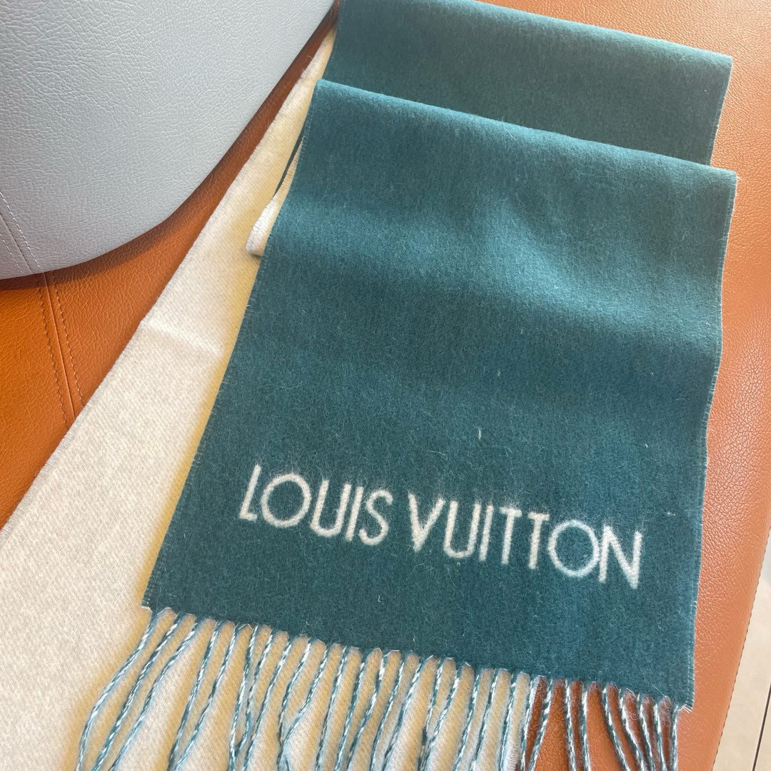 
🆕LV Smash 围巾以舒柔绵羊毛裁出宽幅尺寸，令瞩目 LV 标识焕现新意。撞色“路易威登”字样点亮