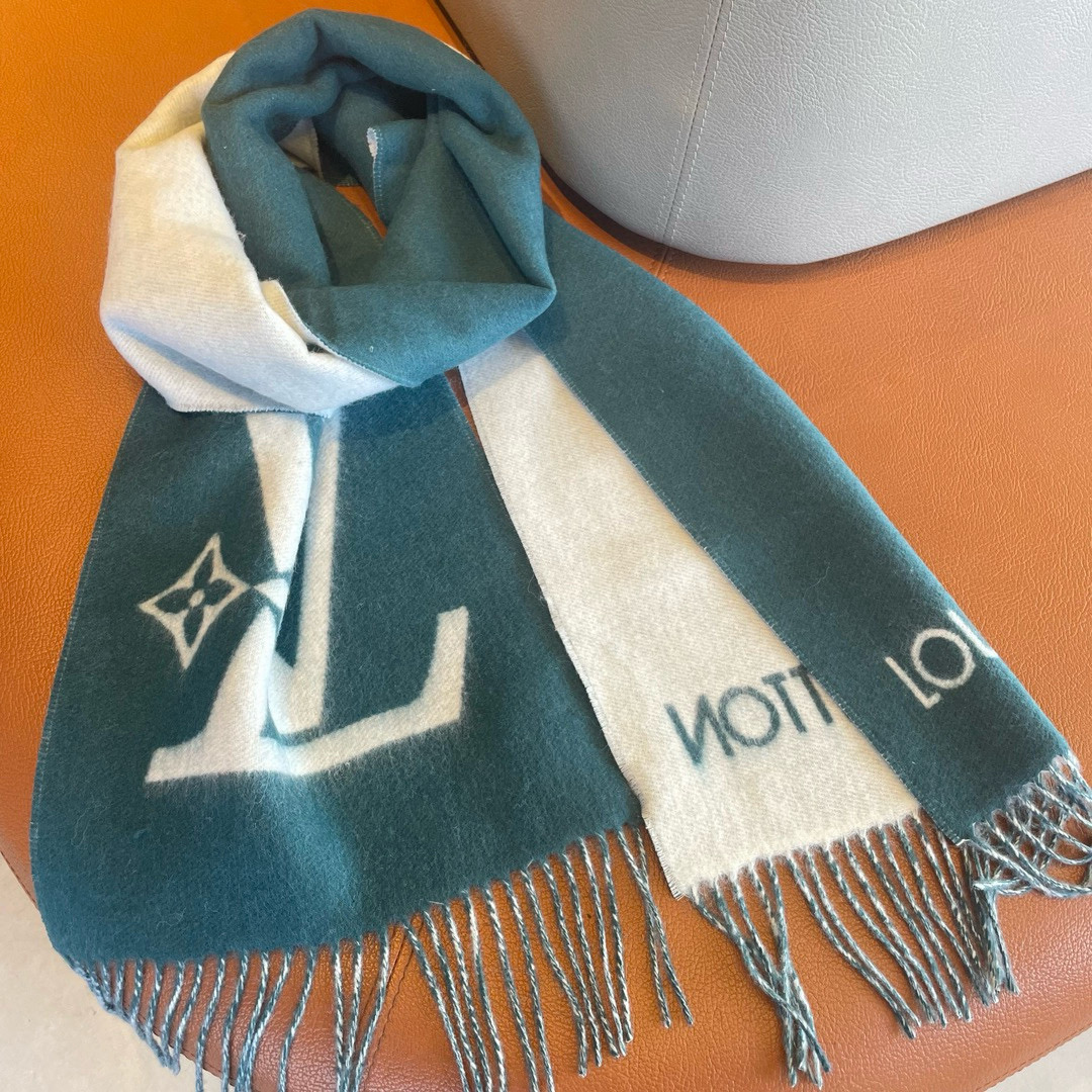 
🆕LV Smash 围巾以舒柔绵羊毛裁出宽幅尺寸，令瞩目 LV 标识焕现新意。撞色“路易威登”字样点亮