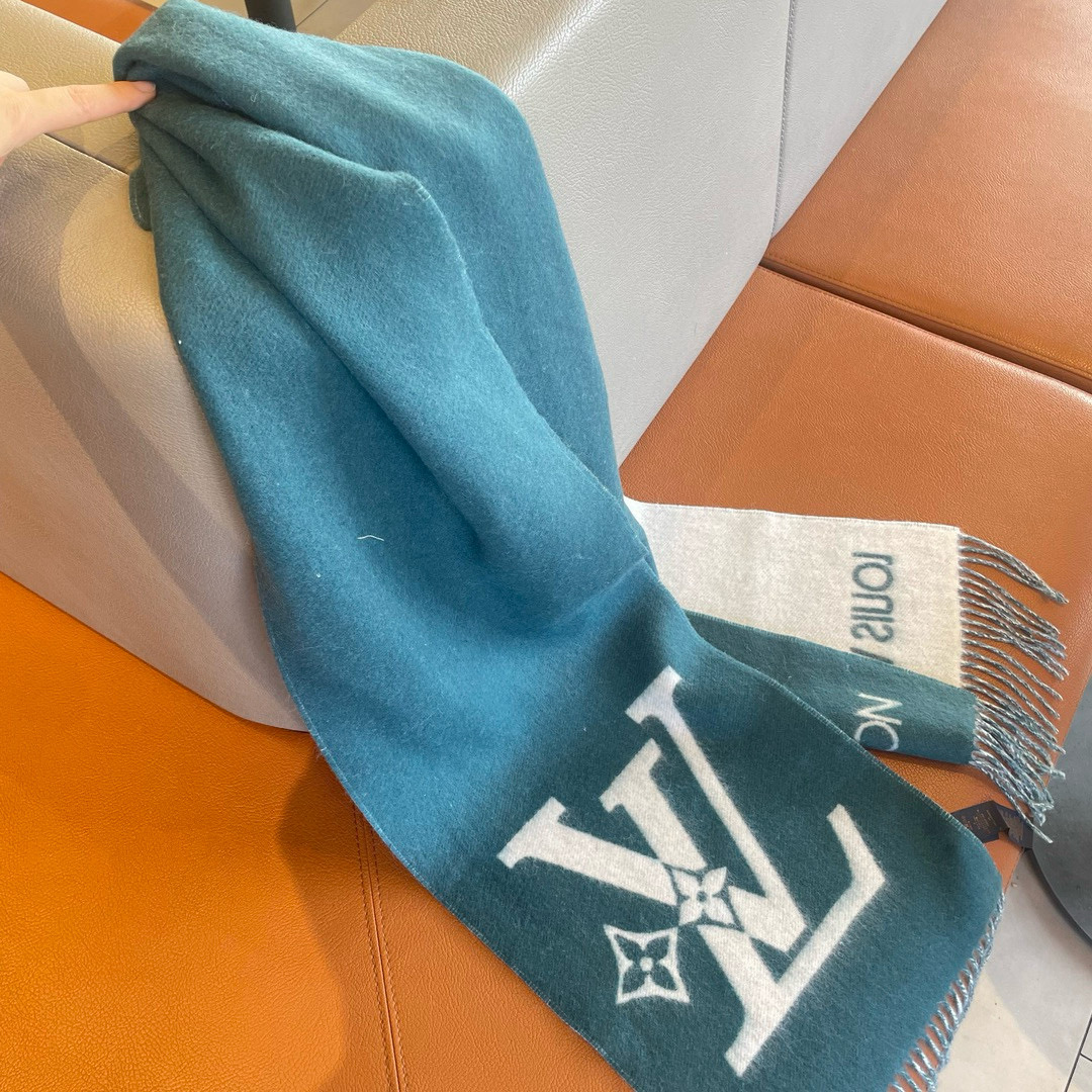 
🆕LV Smash 围巾以舒柔绵羊毛裁出宽幅尺寸，令瞩目 LV 标识焕现新意。撞色“路易威登”字样点亮