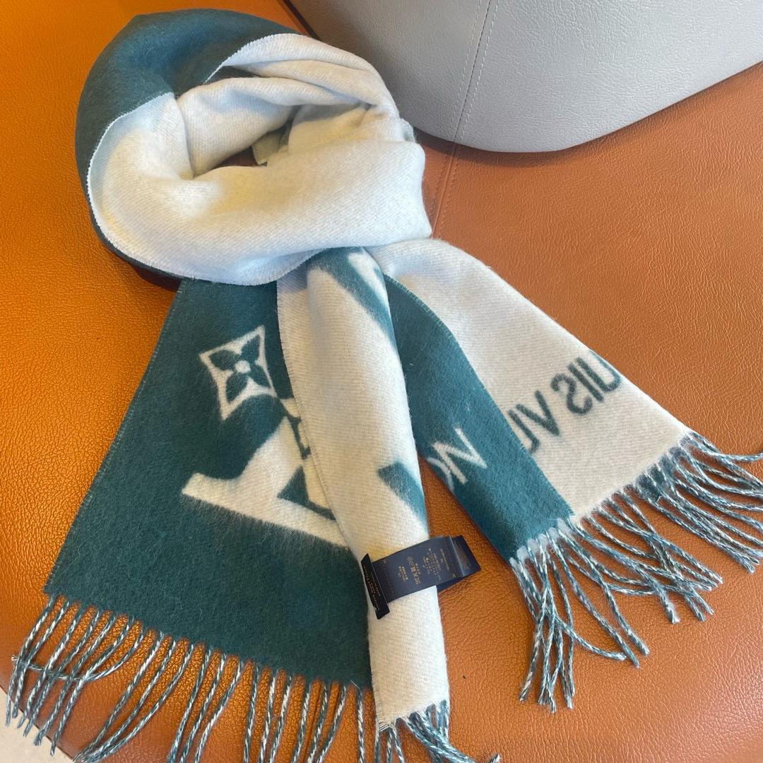 
🆕LV Smash 围巾以舒柔绵羊毛裁出宽幅尺寸，令瞩目 LV 标识焕现新意。撞色“路易威登”字样点亮