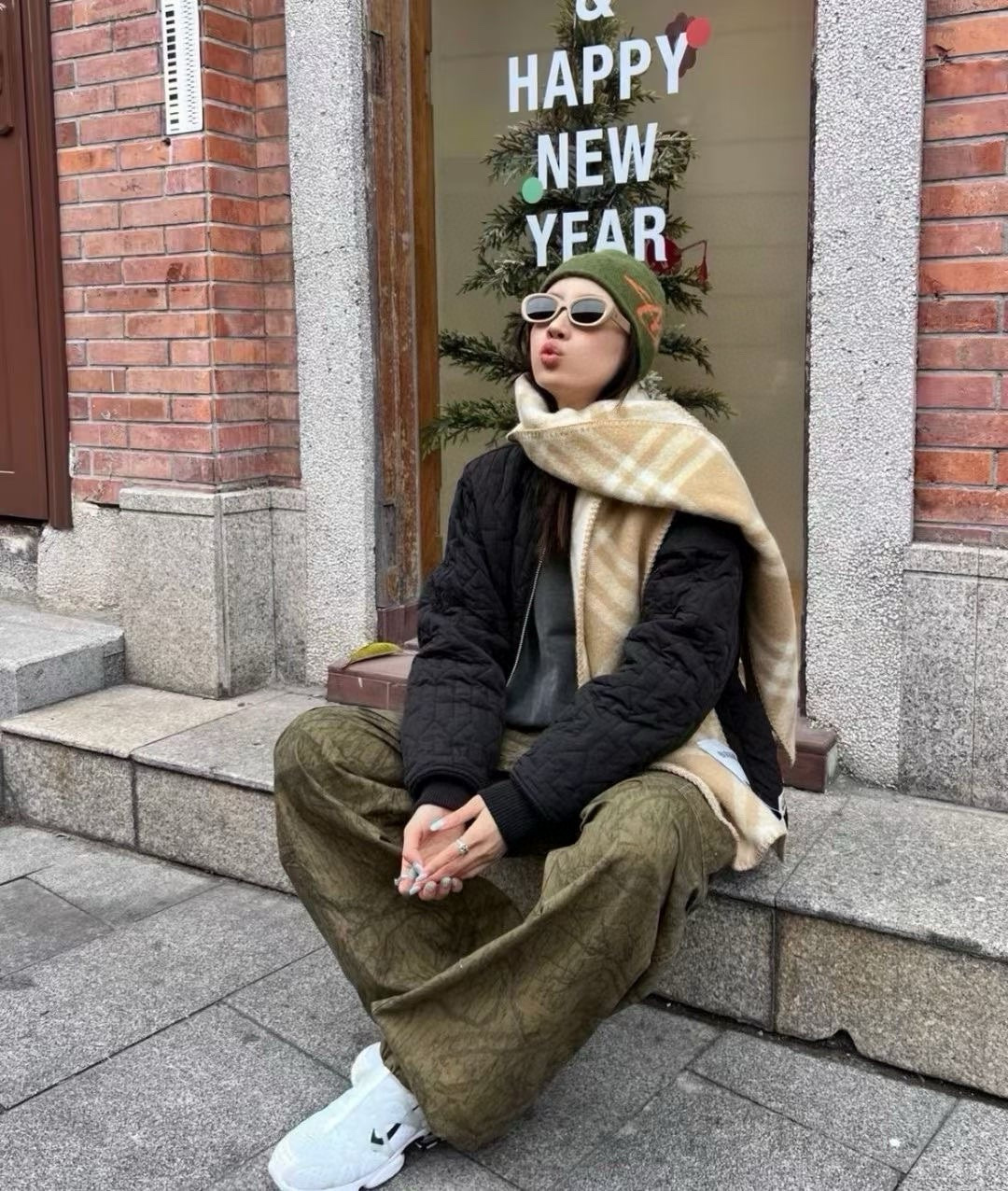 💰155🆕2024年新款全智贤同款,搭配情侣款绝绝子呀,美爆了的款,柜子一上市就售罄,排队都买不到的款,低调的奢侈感❗️这款Burberry围巾,巨好搭配,各种hold住,男女同款,越看越爱,越看越时髦,越看越喜欢❗️这种工艺和配色一看就知道不是一般的大工厂的,非常非常喜欢这种高手级别的时髦感,有态度的时髦人一定会喜欢。年轻,时髦,自信,有态度。很美!这样的设计更舒展,更高级,更大气,更加经得起推荐‼️围巾握在手里就跟握着云朵般的仍空气绵绵感❗️真的非常高级〰最后,这个最大的特色还有粗线编织格工艺的一体式包边工艺,将Burberry的格纹另一种完美呈现。规格:30*182cm