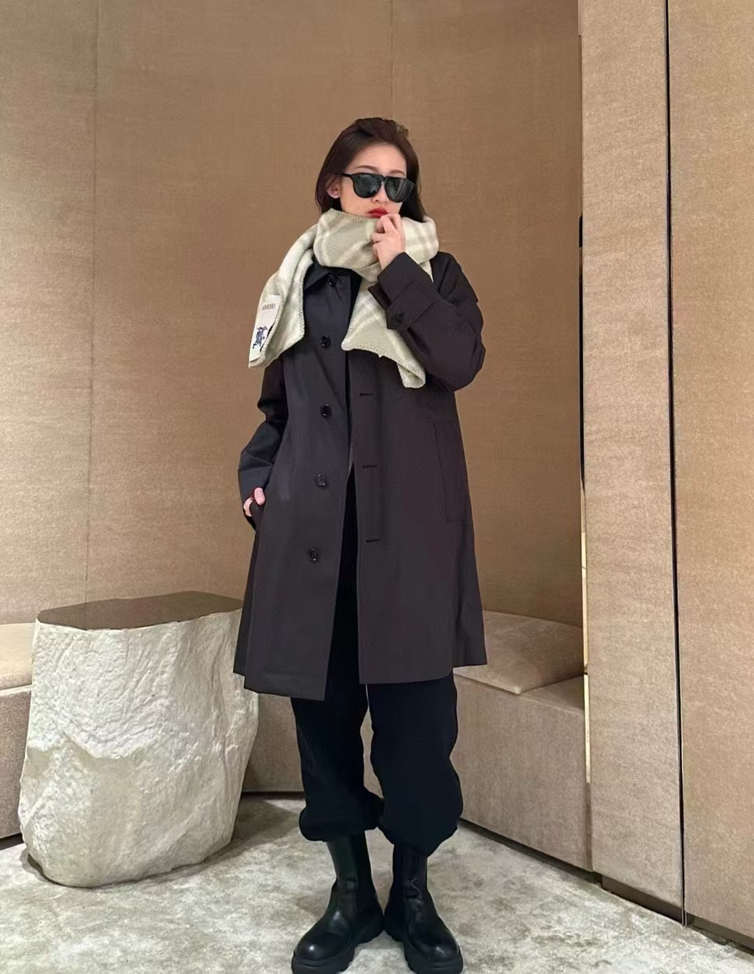 💰155🆕2024年新款全智贤同款,搭配情侣款绝绝子呀,美爆了的款,柜子一上市就售罄,排队都买不到的款,低调的奢侈感❗️这款Burberry围巾,巨好搭配,各种hold住,男女同款,越看越爱,越看越时髦,越看越喜欢❗️这种工艺和配色一看就知道不是一般的大工厂的,非常非常喜欢这种高手级别的时髦感,有态度的时髦人一定会喜欢。年轻,时髦,自信,有态度。很美!这样的设计更舒展,更高级,更大气,更加经得起推荐‼️围巾握在手里就跟握着云朵般的仍空气绵绵感❗️真的非常高级〰最后,这个最大的特色还有粗线编织格工艺的一体式包边工艺,将Burberry的格纹另一种完美呈现。规格:30*182cm