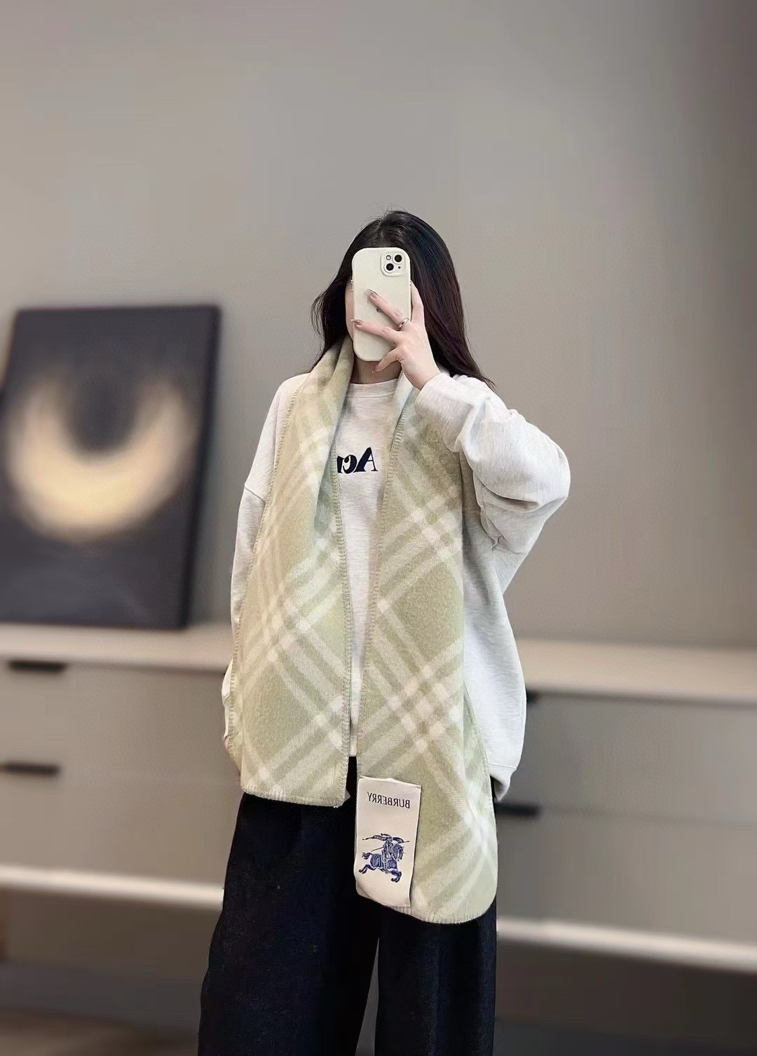 💰155🆕2024年新款全智贤同款,搭配情侣款绝绝子呀,美爆了的款,柜子一上市就售罄,排队都买不到的款,低调的奢侈感❗️这款Burberry围巾,巨好搭配,各种hold住,男女同款,越看越爱,越看越时髦,越看越喜欢❗️这种工艺和配色一看就知道不是一般的大工厂的,非常非常喜欢这种高手级别的时髦感,有态度的时髦人一定会喜欢。年轻,时髦,自信,有态度。很美!这样的设计更舒展,更高级,更大气,更加经得起推荐‼️围巾握在手里就跟握着云朵般的仍空气绵绵感❗️真的非常高级〰最后,这个最大的特色还有粗线编织格工艺的一体式包边工艺,将Burberry的格纹另一种完美呈现。规格:30*182cm