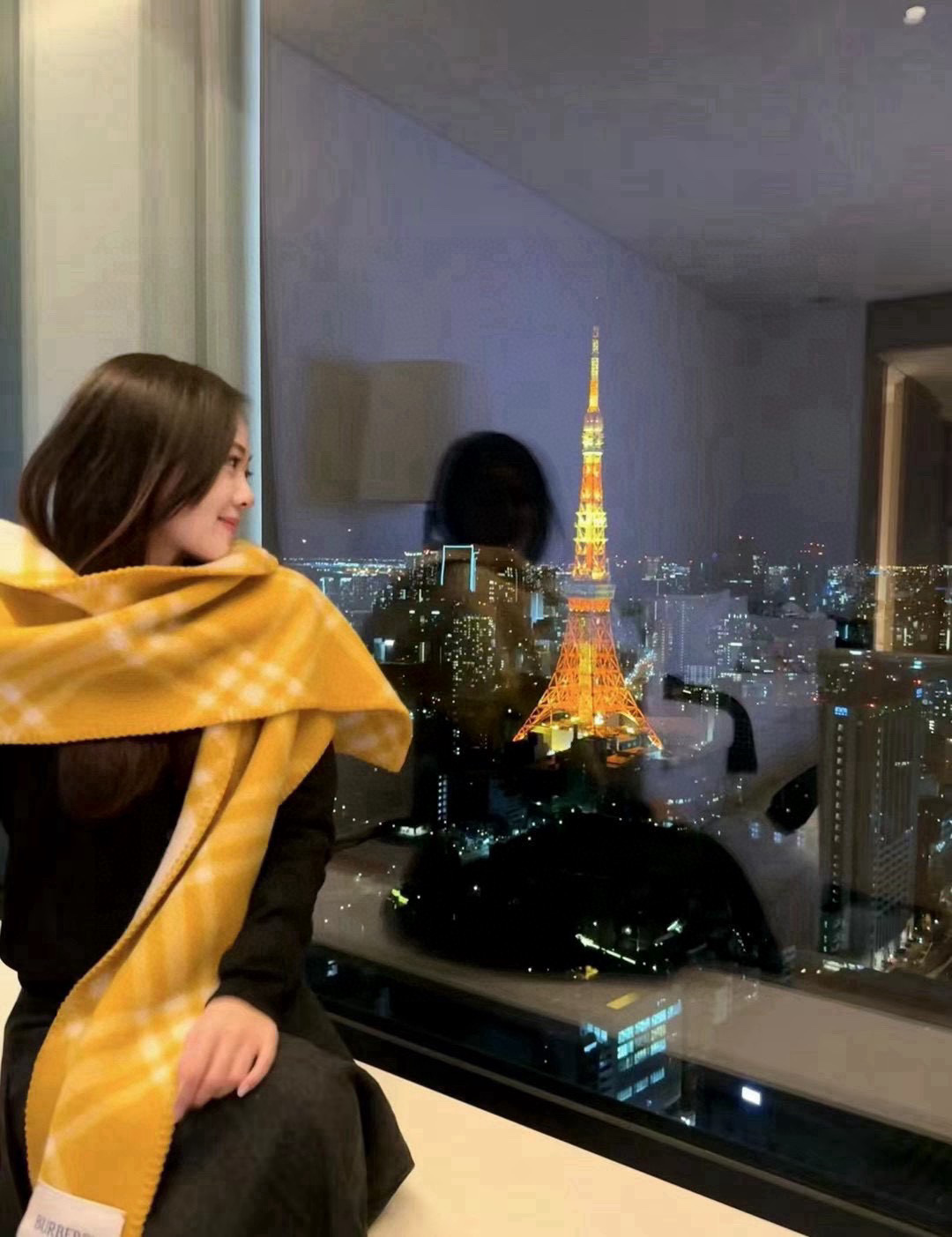 💰155🆕2024年新款全智贤同款,搭配情侣款绝绝子呀,美爆了的款,柜子一上市就售罄,排队都买不到的款,低调的奢侈感❗️这款Burberry围巾,巨好搭配,各种hold住,男女同款,越看越爱,越看越时髦,越看越喜欢❗️这种工艺和配色一看就知道不是一般的大工厂的,非常非常喜欢这种高手级别的时髦感,有态度的时髦人一定会喜欢。年轻,时髦,自信,有态度。很美!这样的设计更舒展,更高级,更大气,更加经得起推荐‼️围巾握在手里就跟握着云朵般的仍空气绵绵感❗️真的非常高级〰最后,这个最大的特色还有粗线编织格工艺的一体式包边工艺,将Burberry的格纹另一种完美呈现。规格:30*182cm