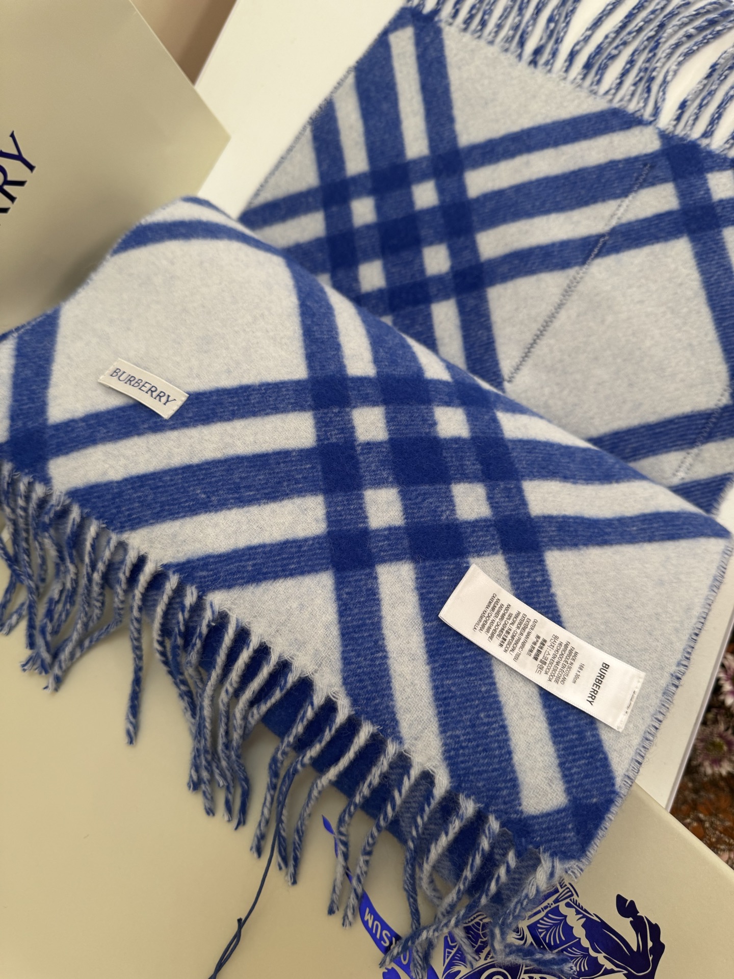 🆕Burberry新款苏格兰格纹羊绒围巾，继全智贤带火的格纹款围巾之后，Bur又一款力作上市，Burbe