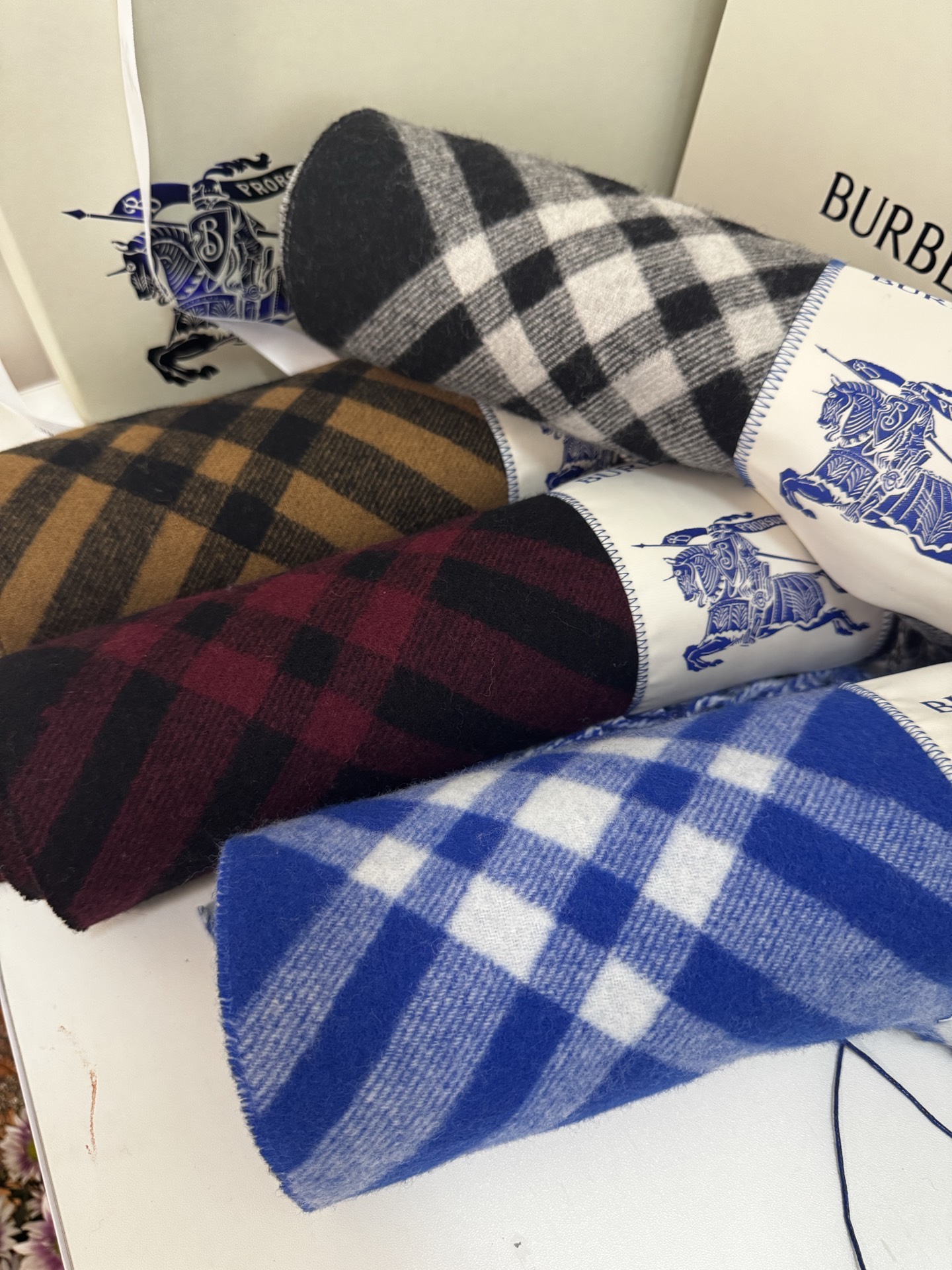 🆕Burberry新款苏格兰格纹羊绒围巾，继全智贤带火的格纹款围巾之后，Bur又一款力作上市，Burbe