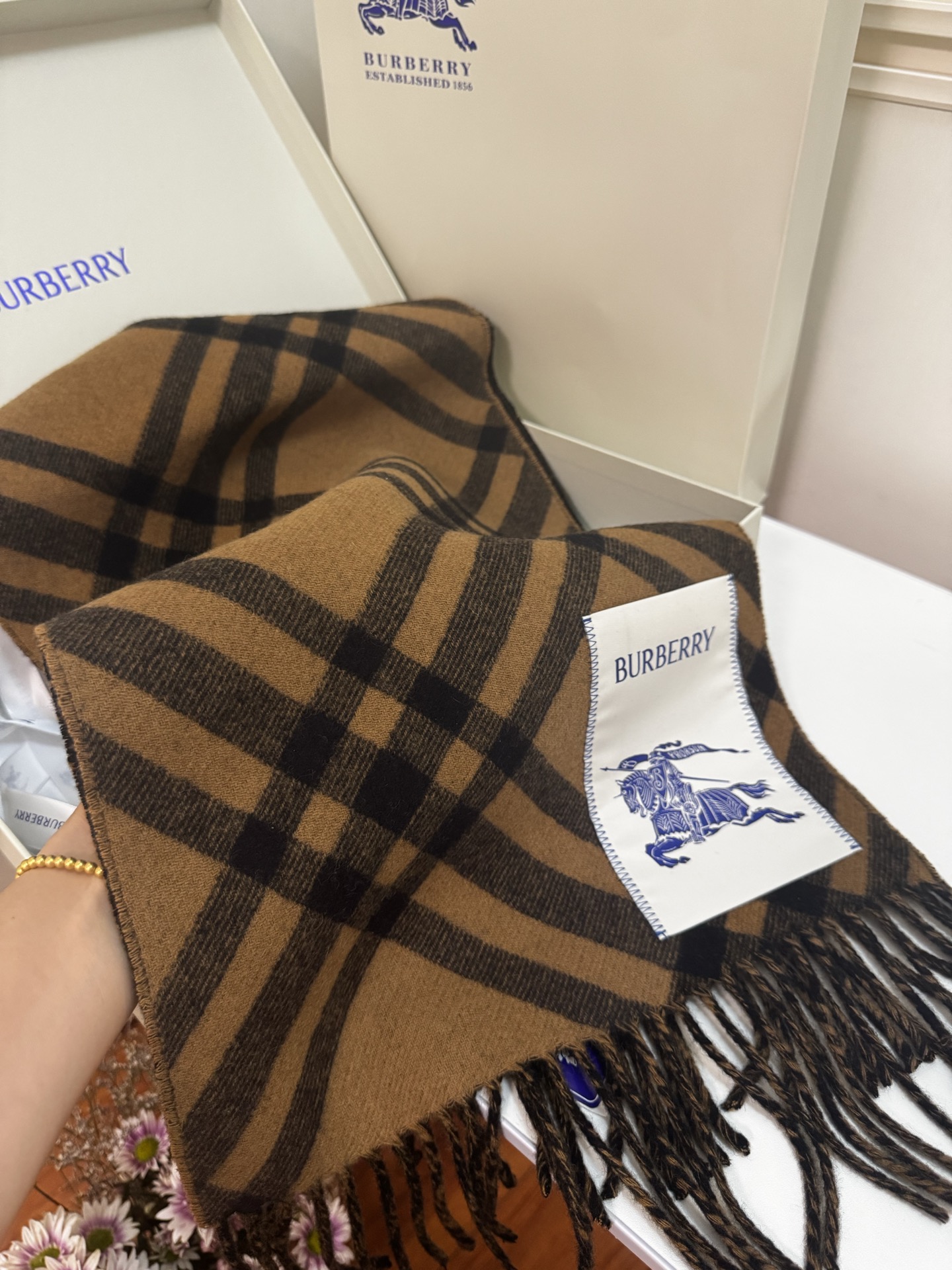 🆕Burberry新款苏格兰格纹羊绒围巾，继全智贤带火的格纹款围巾之后，Bur又一款力作上市，Burbe