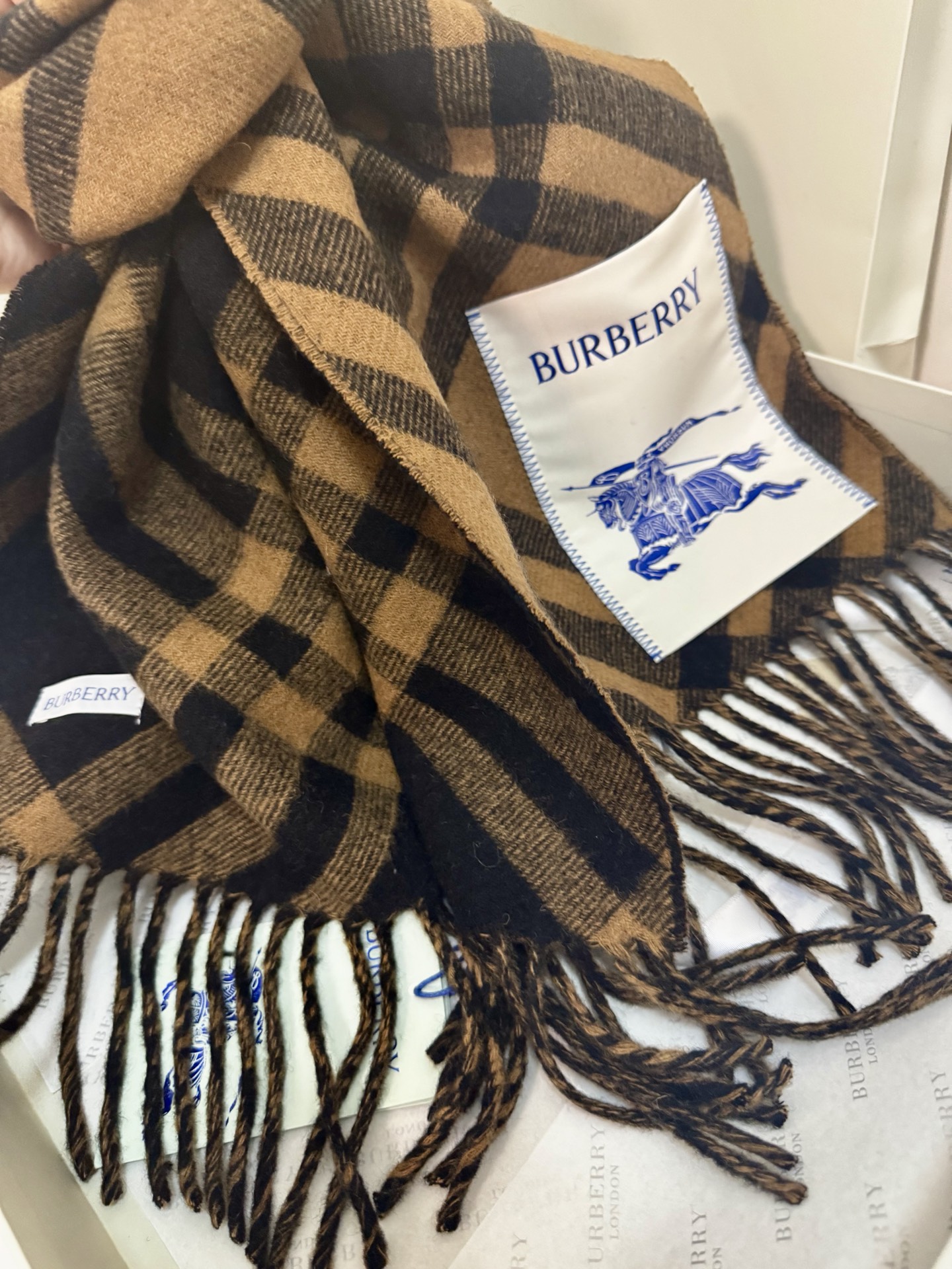 🆕Burberry新款苏格兰格纹羊绒围巾，继全智贤带火的格纹款围巾之后，Bur又一款力作上市，Burbe