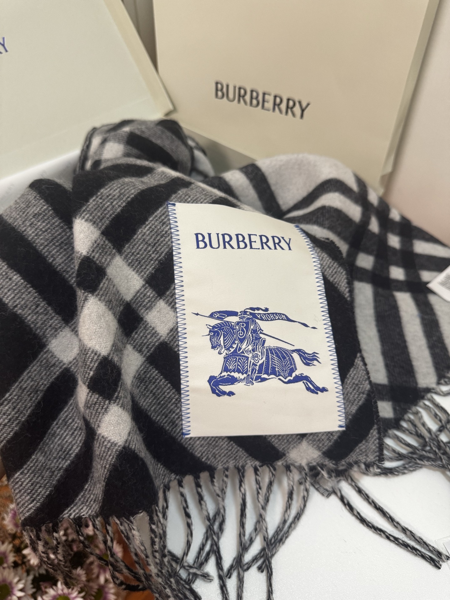 🆕Burberry新款苏格兰格纹羊绒围巾，继全智贤带火的格纹款围巾之后，Bur又一款力作上市，Burbe