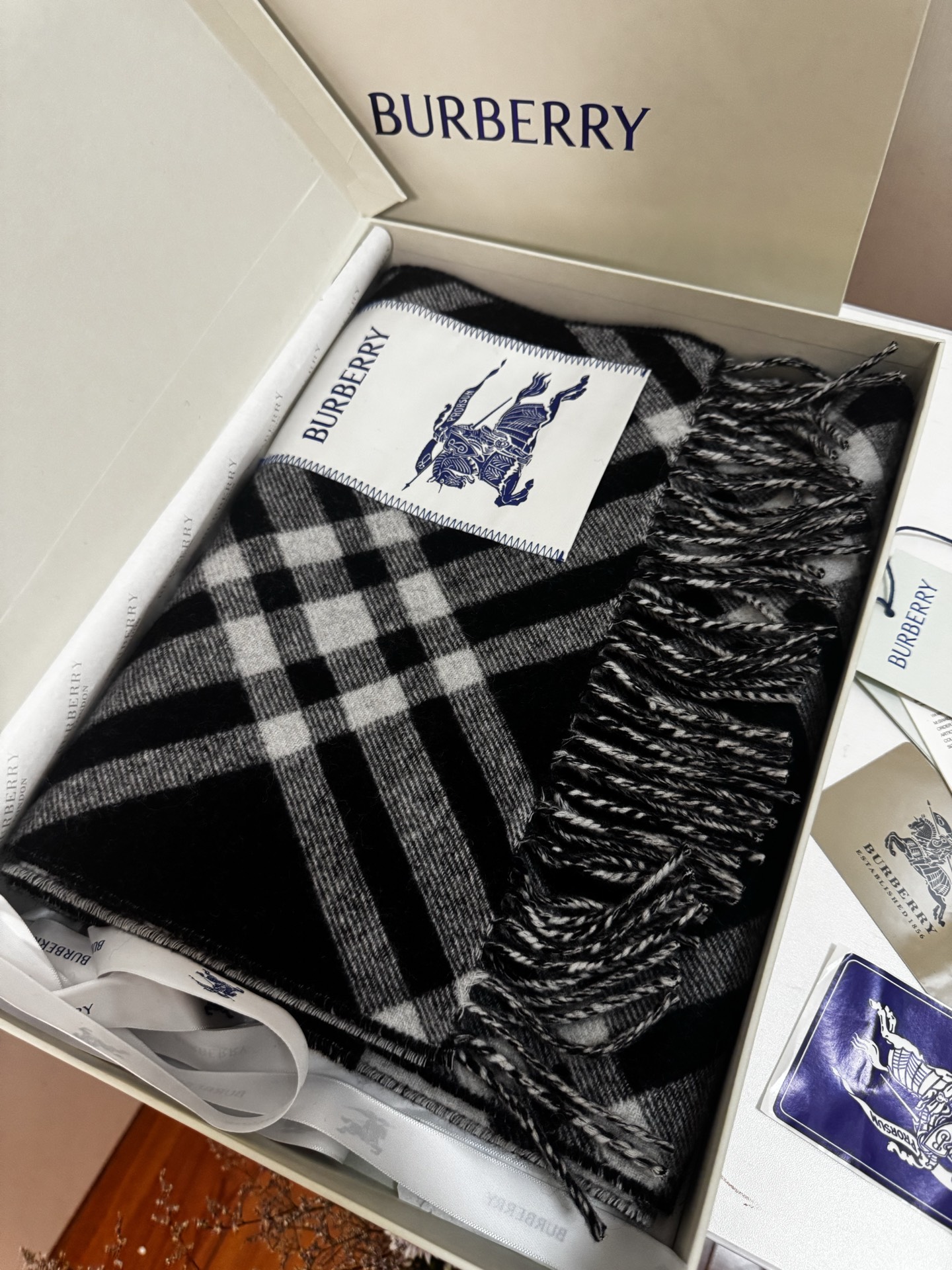 🆕Burberry新款苏格兰格纹羊绒围巾，继全智贤带火的格纹款围巾之后，Bur又一款力作上市，Burbe