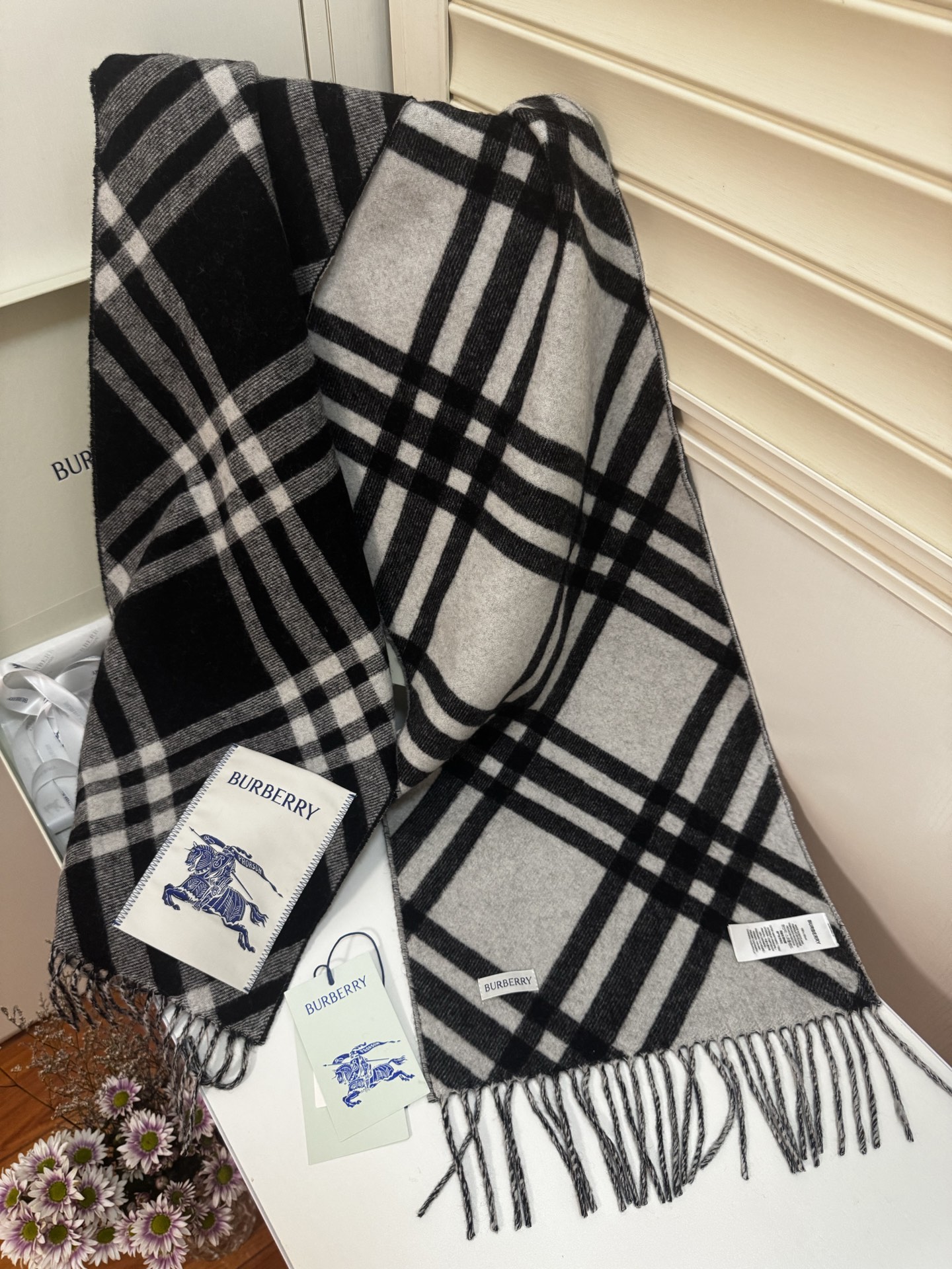 🆕Burberry新款苏格兰格纹羊绒围巾，继全智贤带火的格纹款围巾之后，Bur又一款力作上市，Burbe