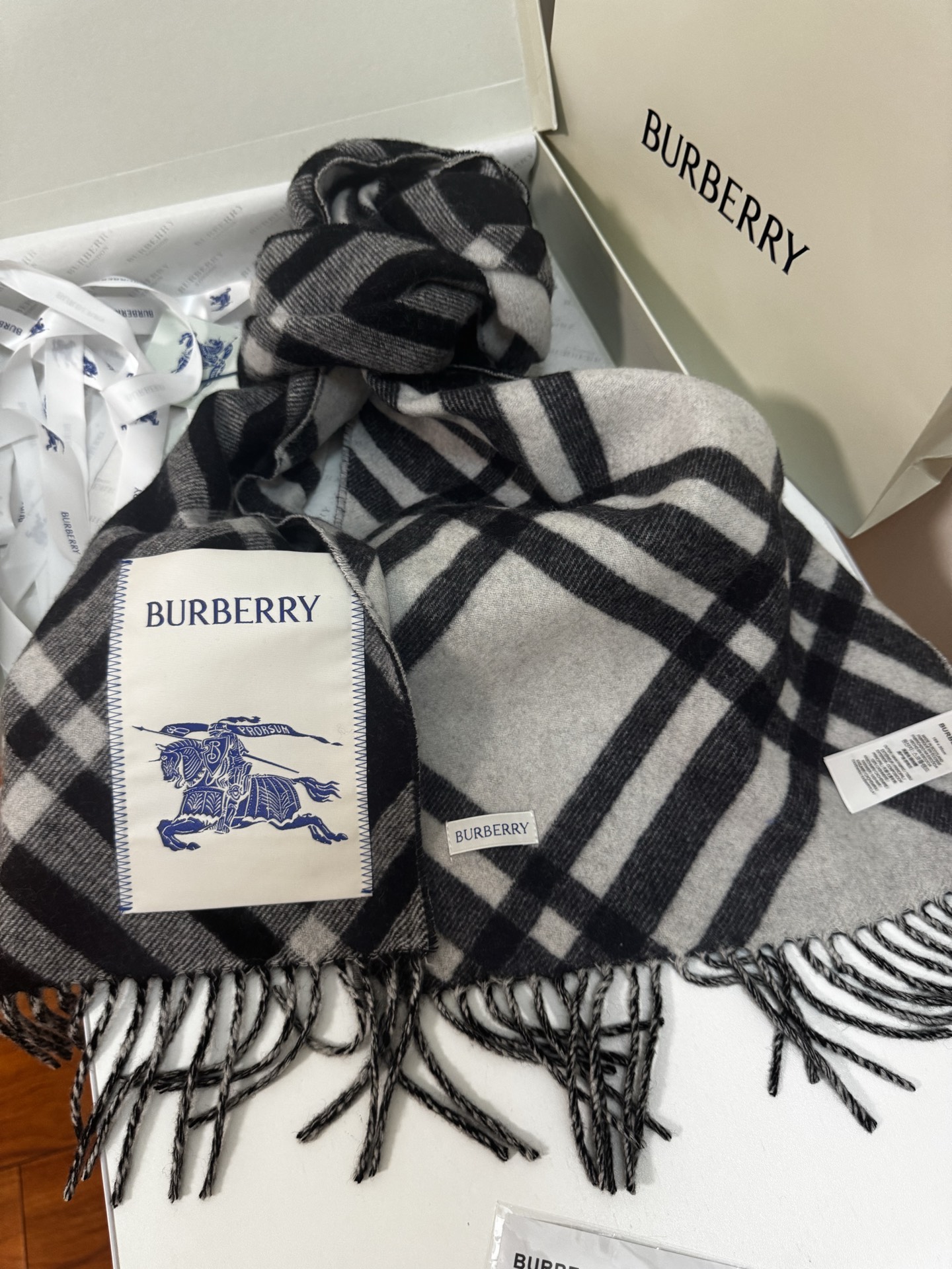 🆕Burberry新款苏格兰格纹羊绒围巾，继全智贤带火的格纹款围巾之后，Bur又一款力作上市，Burbe
