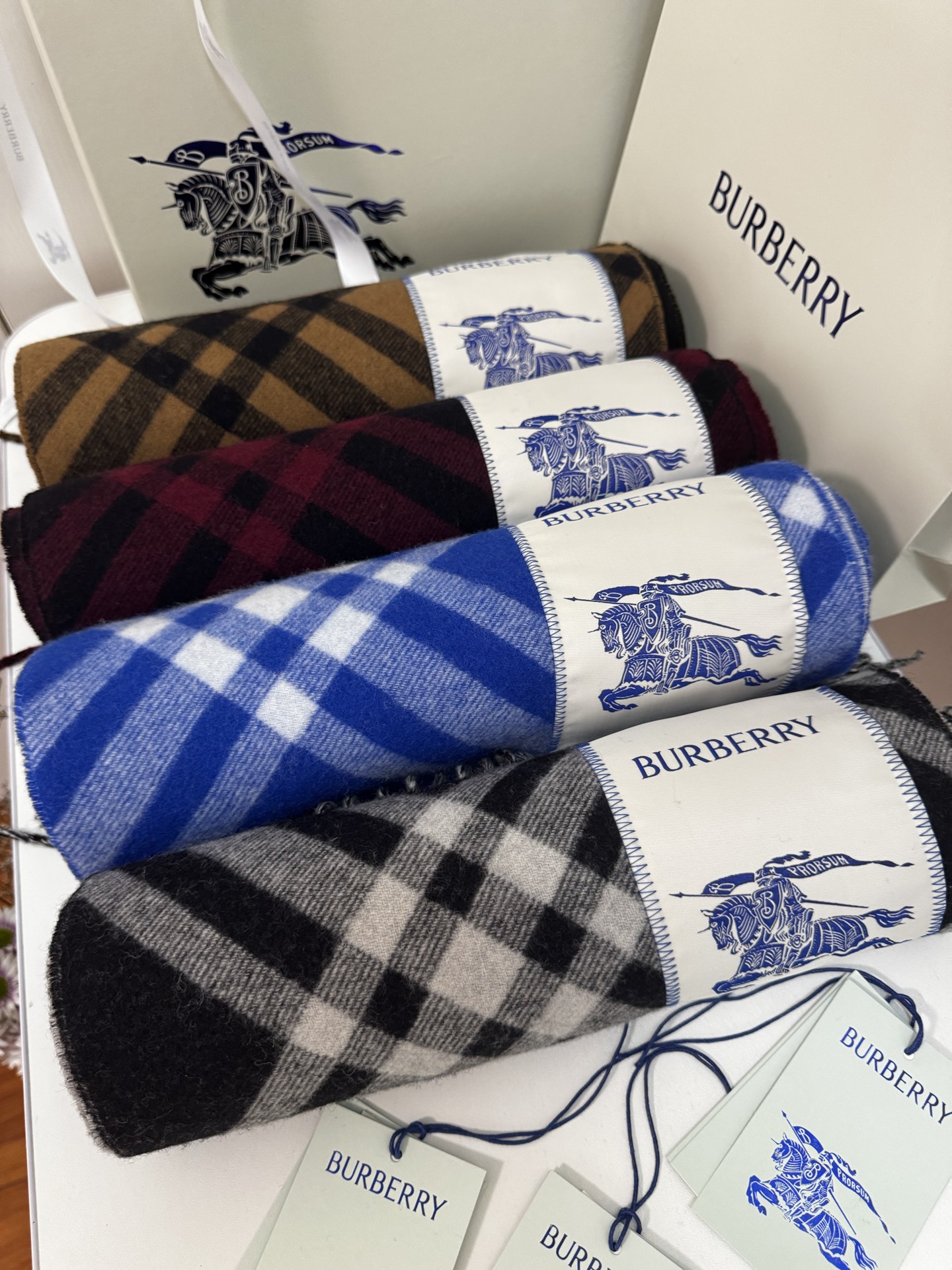 🆕Burberry新款苏格兰格纹羊绒围巾，继全智贤带火的格纹款围巾之后，Bur又一款力作上市，Burbe