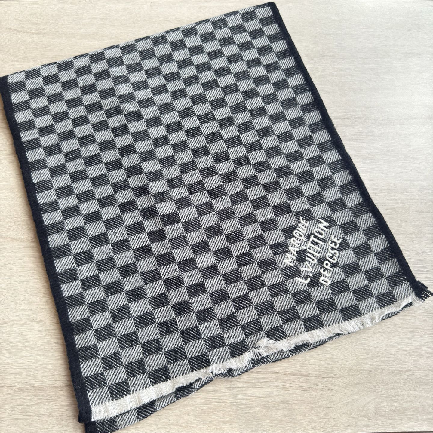 🆕LV新款 · 经典的棋盘格设计，低调的奢侈感❗️极品柔美精英高手级别的时髦感围巾❗️这款驴家羊绒围巾，