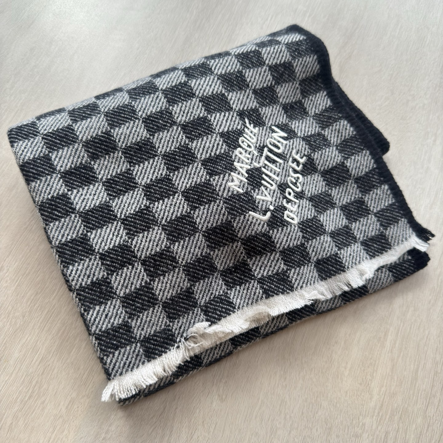 🆕LV新款 · 经典的棋盘格设计，低调的奢侈感❗️极品柔美精英高手级别的时髦感围巾❗️这款驴家羊绒围巾，