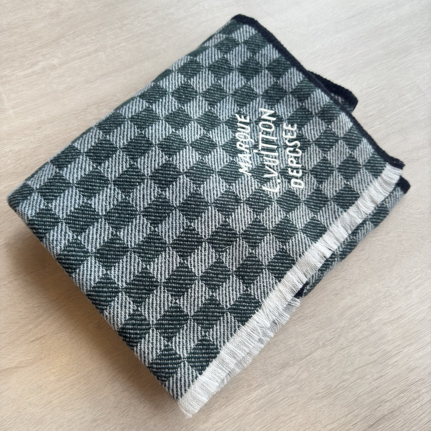 🆕LV新款 · 经典的棋盘格设计，低调的奢侈感❗️极品柔美精英高手级别的时髦感围巾❗️这款驴家羊绒围巾，