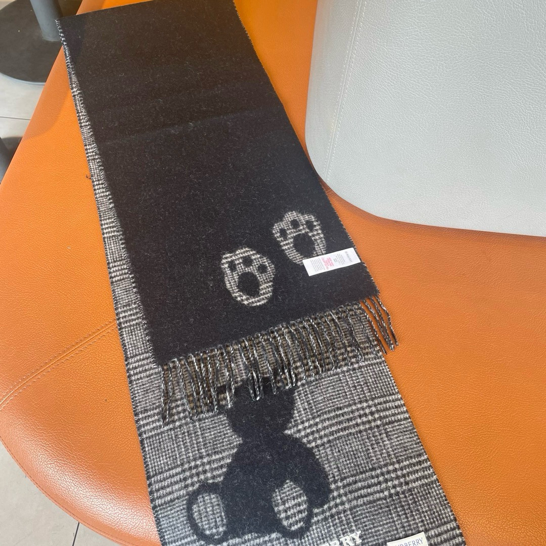  🆕Burberry元素双面提花围巾‼️B家这款羊绒披肩的面料非常满意~手感真的好到不行‼️寒冬贴脖子围