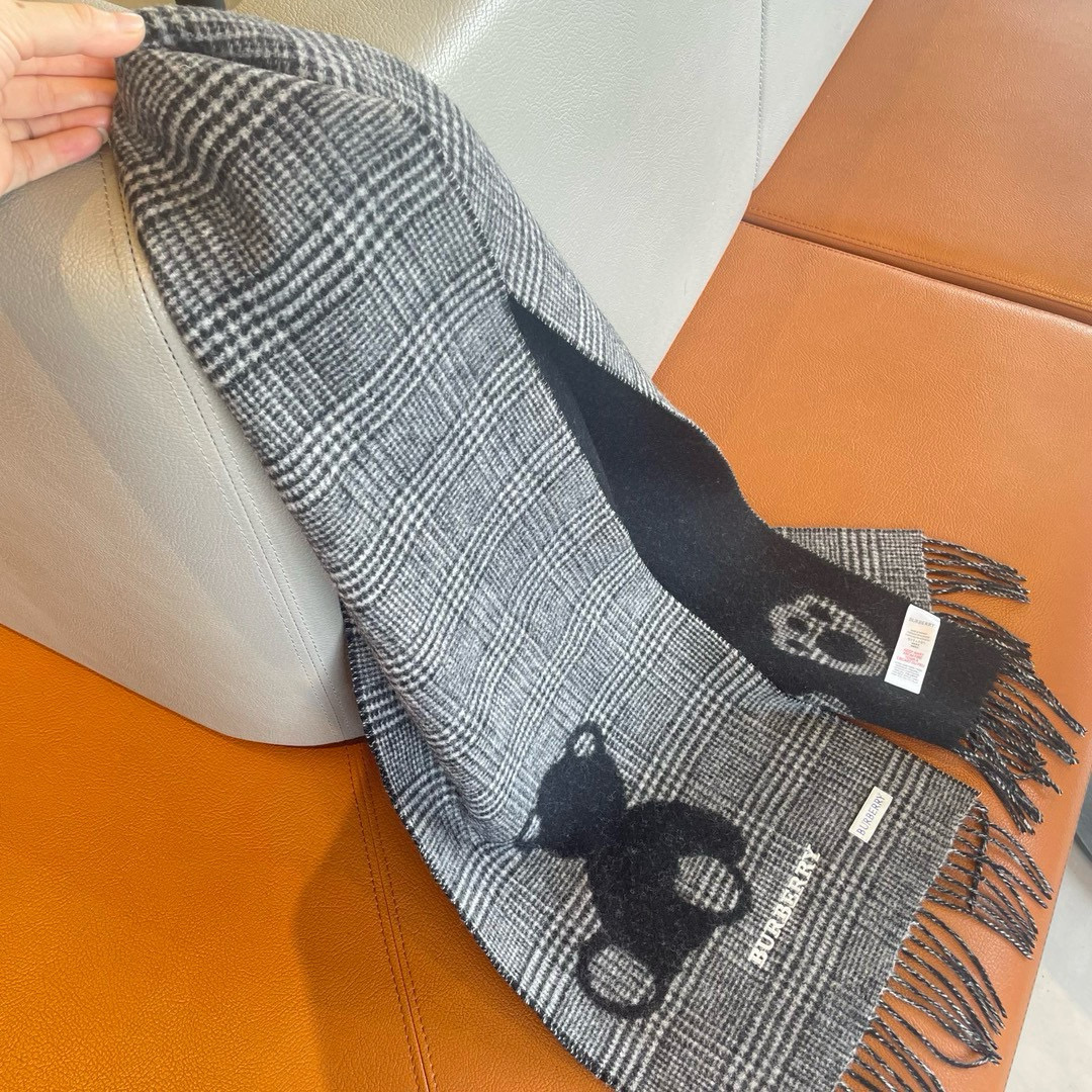  🆕Burberry元素双面提花围巾‼️B家这款羊绒披肩的面料非常满意~手感真的好到不行‼️寒冬贴脖子围