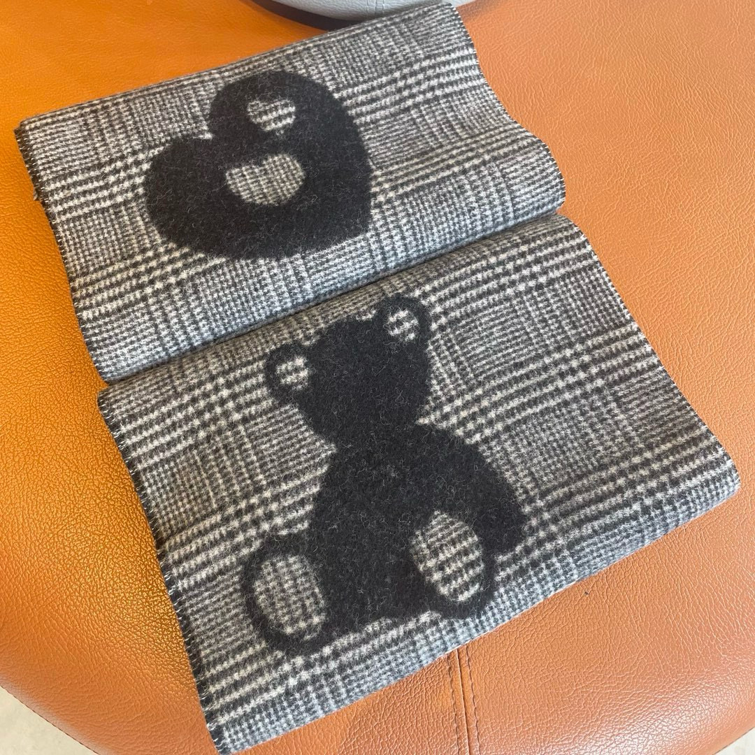  🆕Burberry元素双面提花围巾‼️B家这款羊绒披肩的面料非常满意~手感真的好到不行‼️寒冬贴脖子围