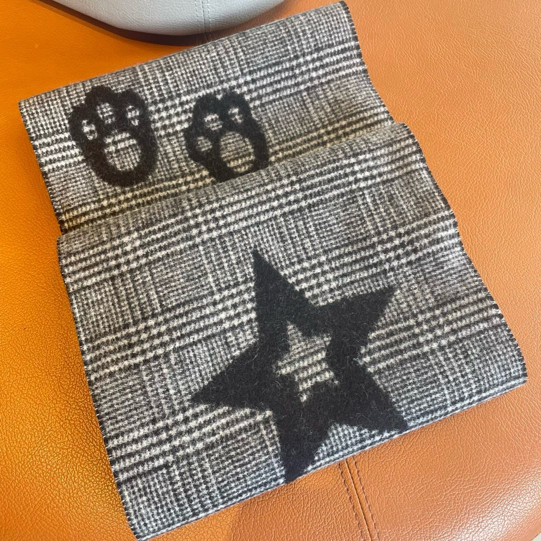  🆕Burberry元素双面提花围巾‼️B家这款羊绒披肩的面料非常满意~手感真的好到不行‼️寒冬贴脖子围