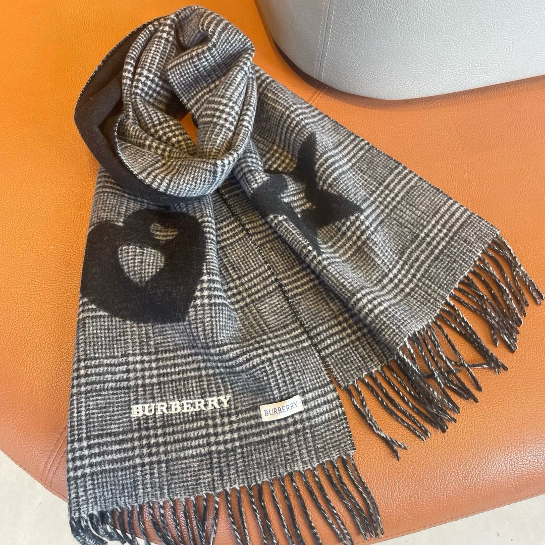  🆕Burberry元素双面提花围巾‼️B家这款羊绒披肩的面料非常满意~手感真的好到不行‼️寒冬贴脖子围