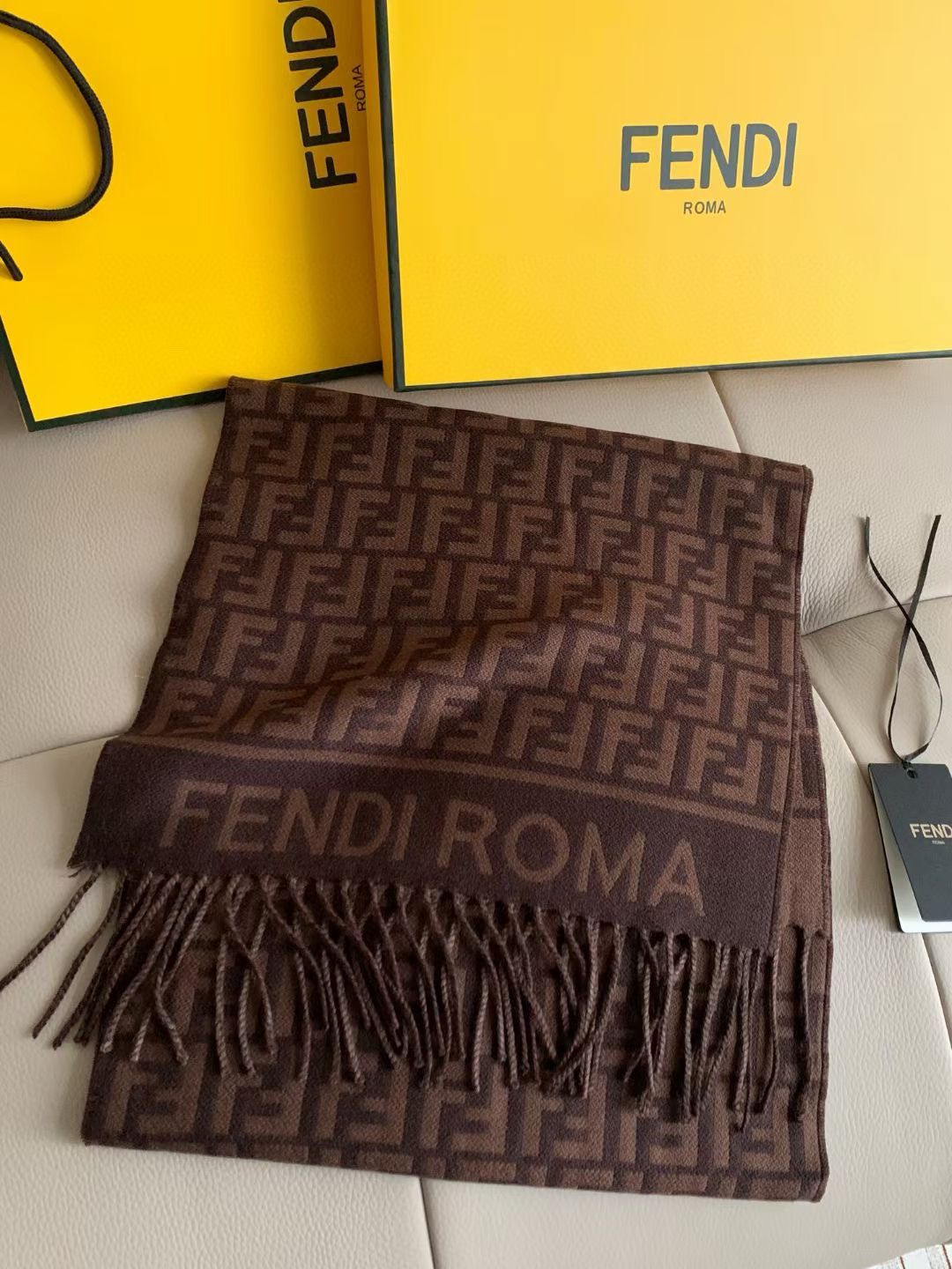 🆕‼️Fendi今年最火的围巾。全世界都在抢的老花FF字母款。主打的限量大极品‼️专柜也是有钱也很难买到