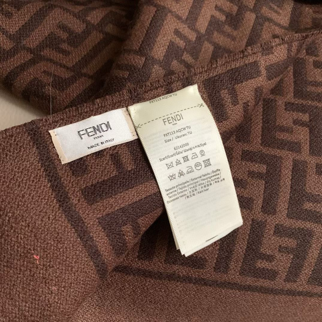 🆕‼️Fendi今年最火的围巾。全世界都在抢的老花FF字母款。主打的限量大极品‼️专柜也是有钱也很难买到