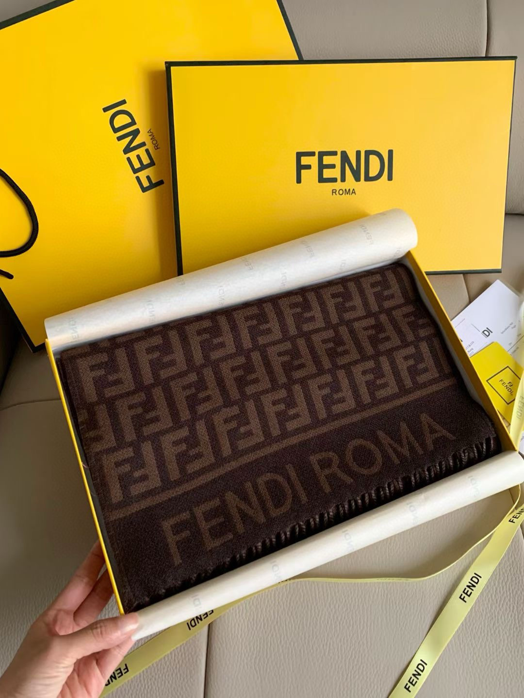 🆕‼️Fendi今年最火的围巾。全世界都在抢的老花FF字母款。主打的限量大极品‼️专柜也是有钱也很难买到