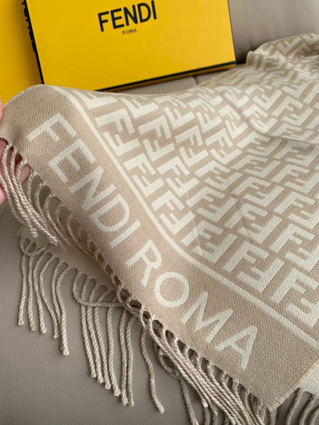 🆕‼️Fendi今年最火的围巾。全世界都在抢的老花FF字母款。主打的限量大极品‼️专柜也是有钱也很难买到