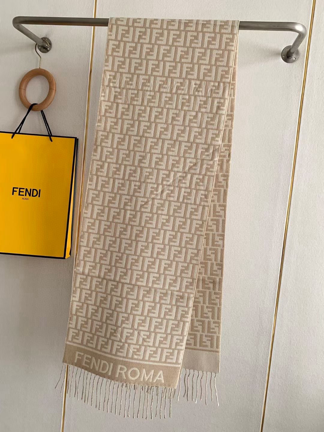 🆕‼️Fendi今年最火的围巾。全世界都在抢的老花FF字母款。主打的限量大极品‼️专柜也是有钱也很难买到