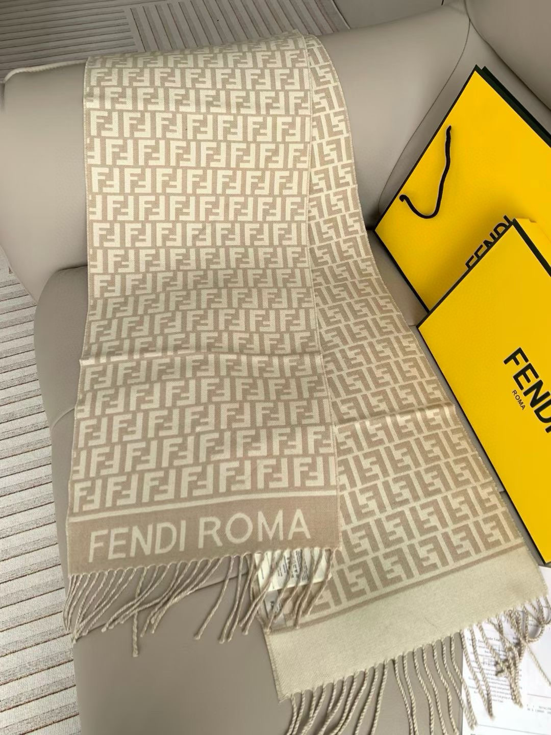 🆕‼️Fendi今年最火的围巾。全世界都在抢的老花FF字母款。主打的限量大极品‼️专柜也是有钱也很难买到