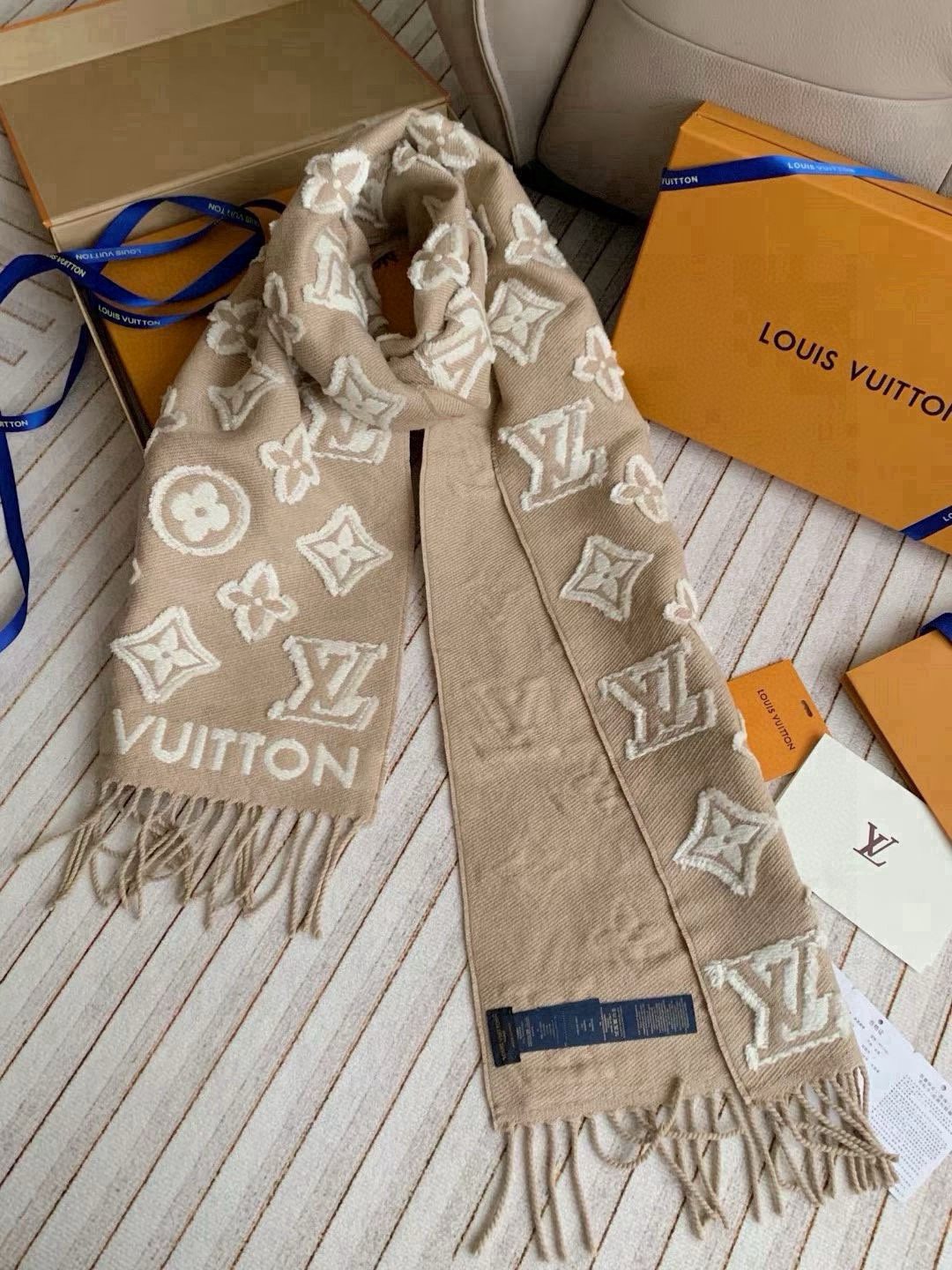 🆕LV3D围巾为柔软毛绒混纺织入Monogram图案，再以撞色羊毛皮演绎瞩目3D效果。剪花工艺令两面呈现