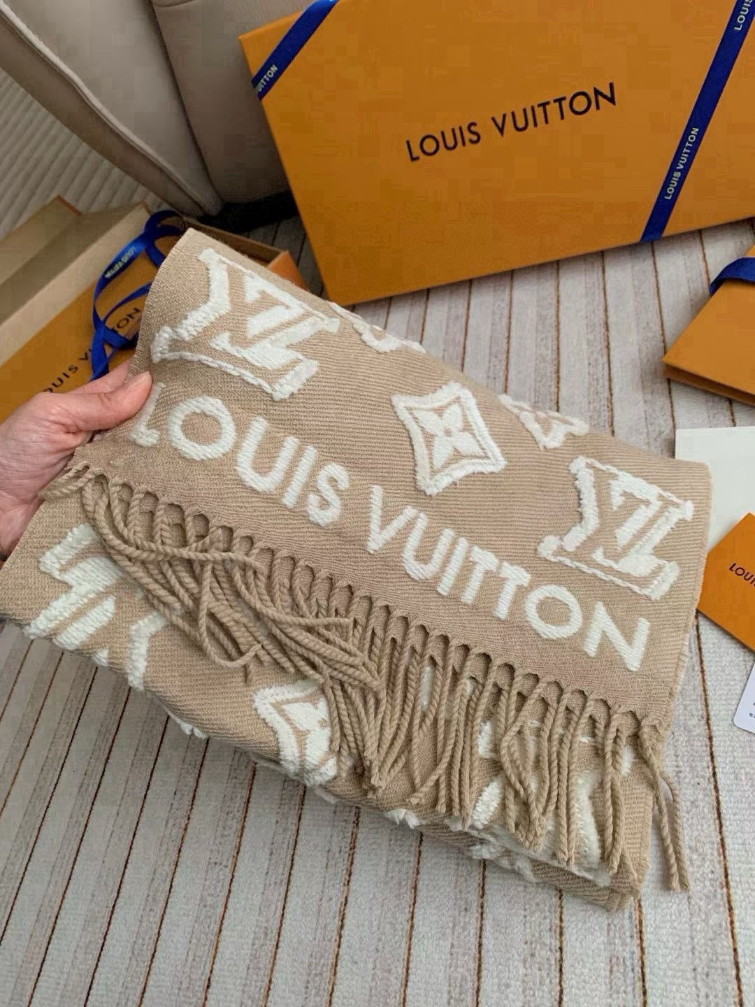 🆕LV3D围巾为柔软毛绒混纺织入Monogram图案，再以撞色羊毛皮演绎瞩目3D效果。剪花工艺令两面呈现