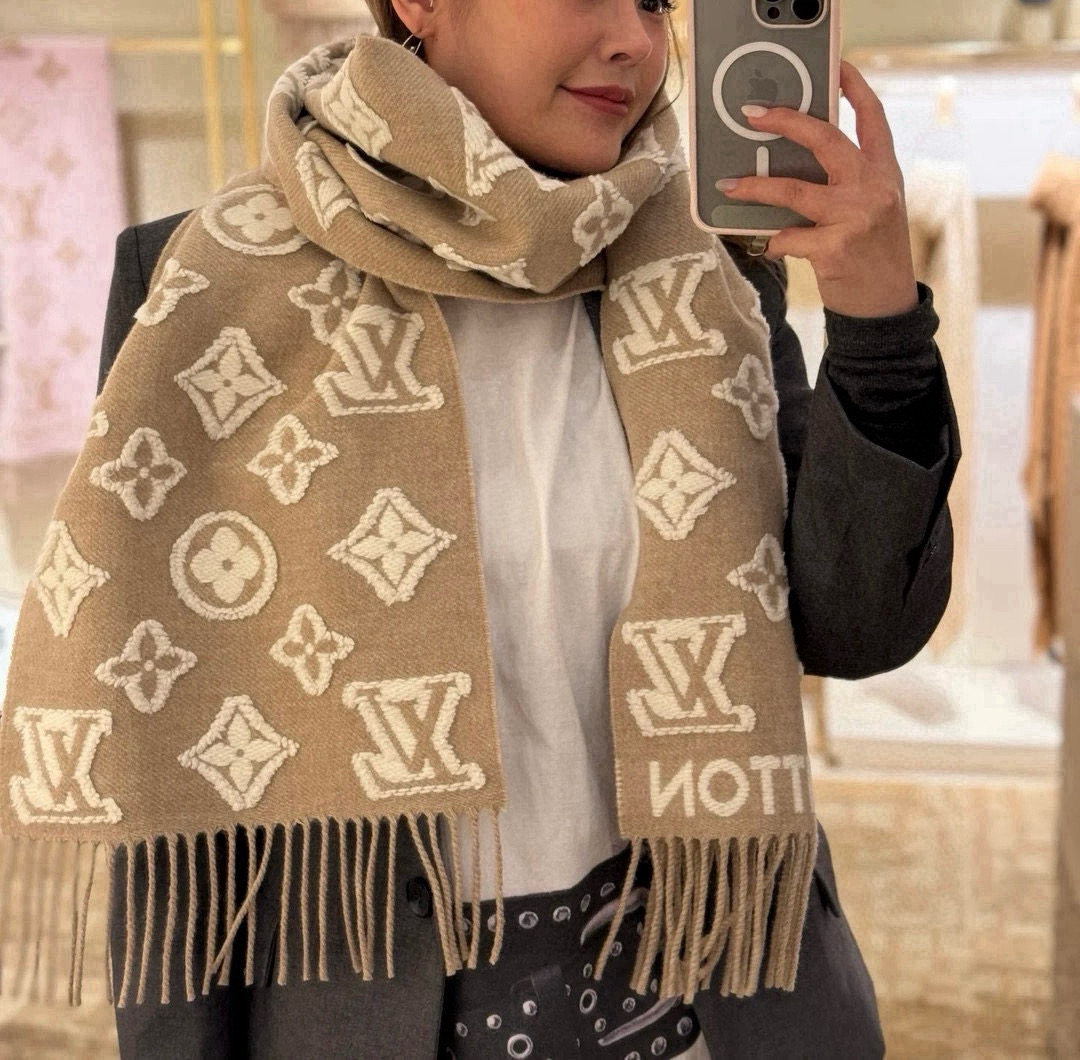 🆕LV3D围巾为柔软毛绒混纺织入Monogram图案，再以撞色羊毛皮演绎瞩目3D效果。剪花工艺令两面呈现