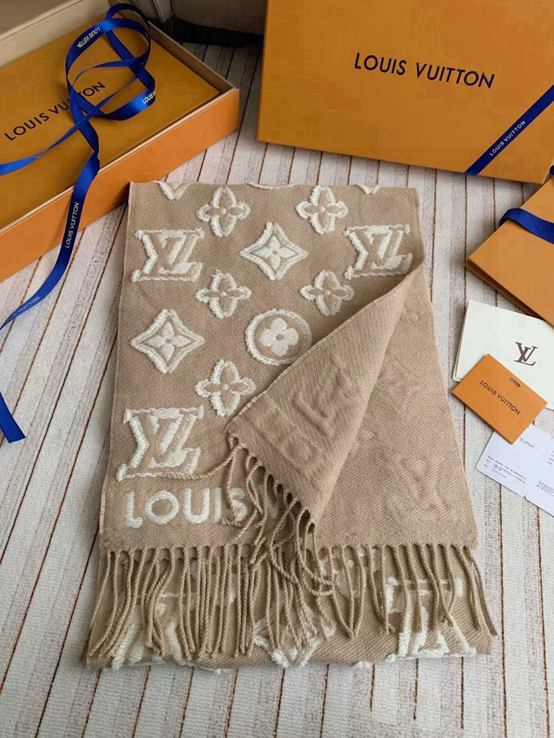 🆕LV3D围巾为柔软毛绒混纺织入Monogram图案，再以撞色羊毛皮演绎瞩目3D效果。剪花工艺令两面呈现