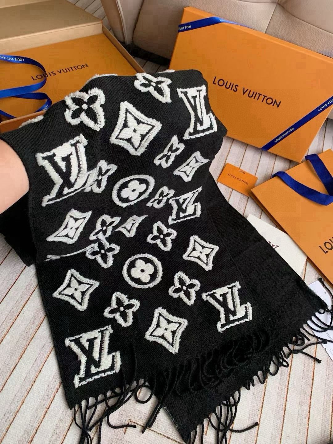 🆕LV3D围巾为柔软毛绒混纺织入Monogram图案，再以撞色羊毛皮演绎瞩目3D效果。剪花工艺令两面呈现