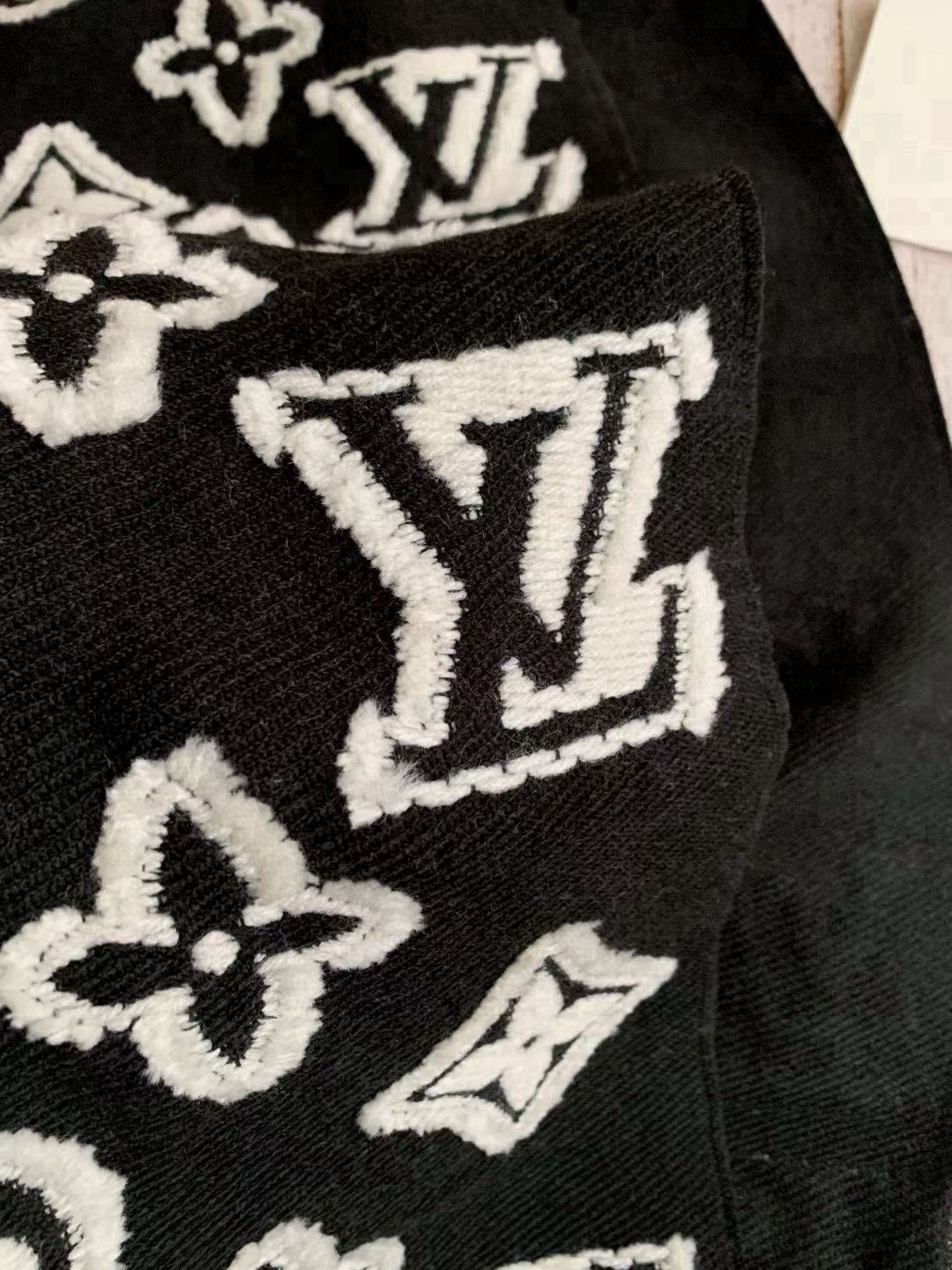 🆕LV3D围巾为柔软毛绒混纺织入Monogram图案，再以撞色羊毛皮演绎瞩目3D效果。剪花工艺令两面呈现