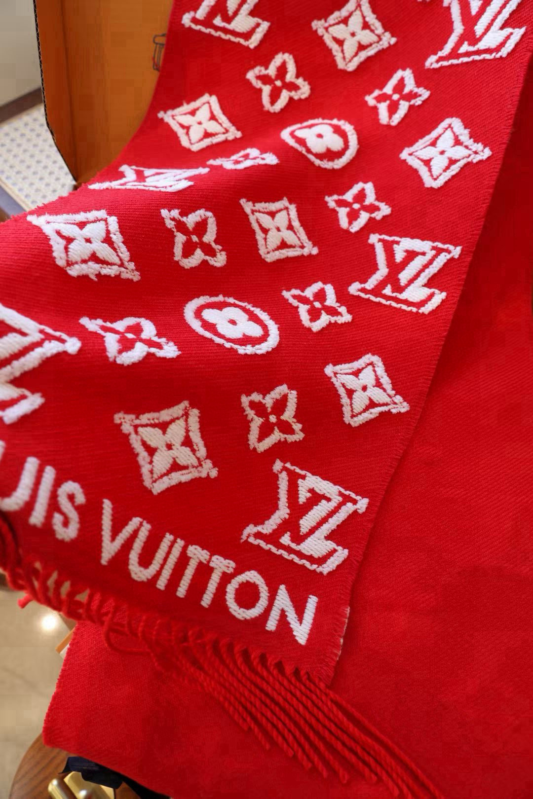 🆕LV3D围巾为柔软毛绒混纺织入Monogram图案，再以撞色羊毛皮演绎瞩目3D效果。剪花工艺令两面呈现