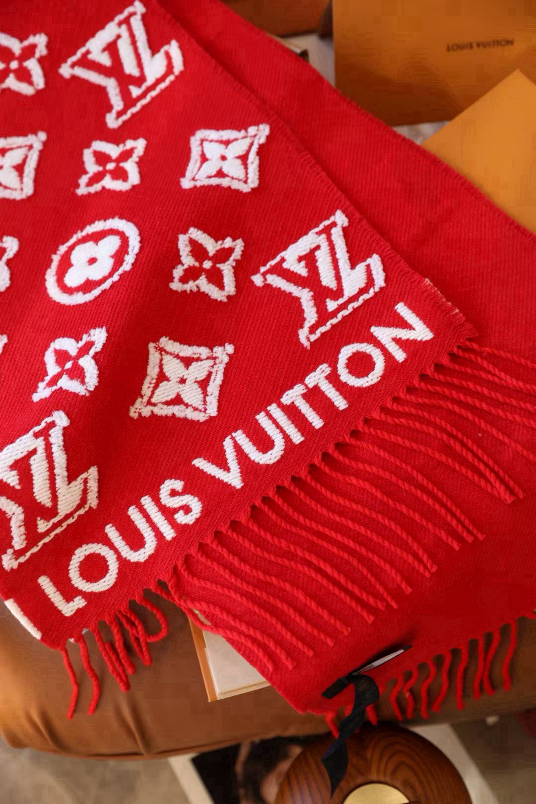 🆕LV3D围巾为柔软毛绒混纺织入Monogram图案，再以撞色羊毛皮演绎瞩目3D效果。剪花工艺令两面呈现