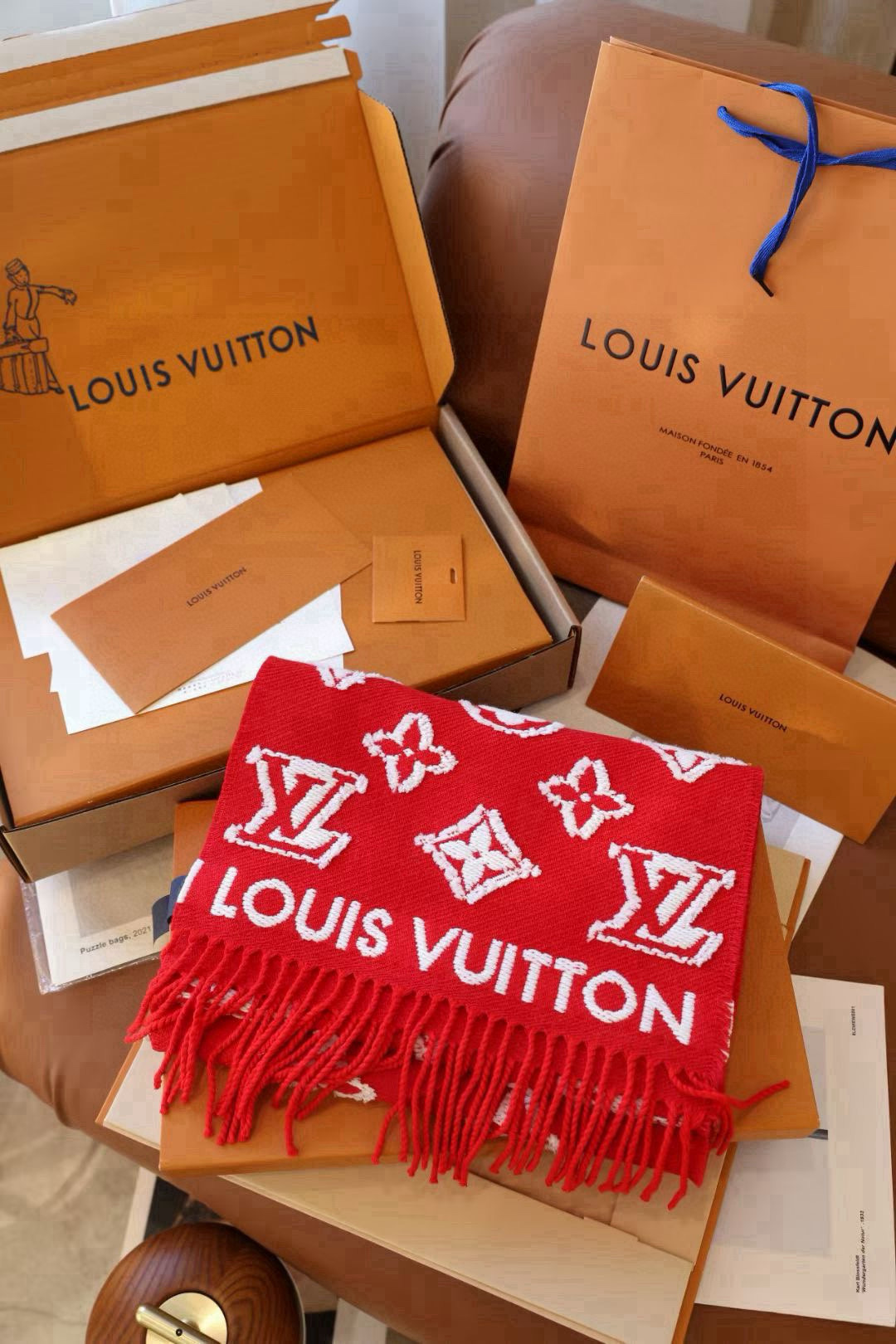 🆕LV3D围巾为柔软毛绒混纺织入Monogram图案，再以撞色羊毛皮演绎瞩目3D效果。剪花工艺令两面呈现