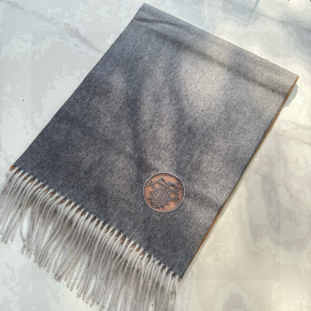 💰210🆕 【▪Hermes · 大H难得一见的温柔配色,超级迷恋❗️气质低调恬静又不失优雅❗️】重点推荐❗️高级舒适时髦气质,简约却又不简单,大牌范十足,超级安利❗️大H这款触动内心的柔美围巾,渐变拼色的颜色设计搭配抢眼的镂空经典马车标志,点睛之笔确又不失美感,成功人士的追求,色彩绝对💯❗️有点独有的仙气,绝对的情侣款不二之选,颜色淡雅,不妖娆❗️规格:35 x 180cm❗️