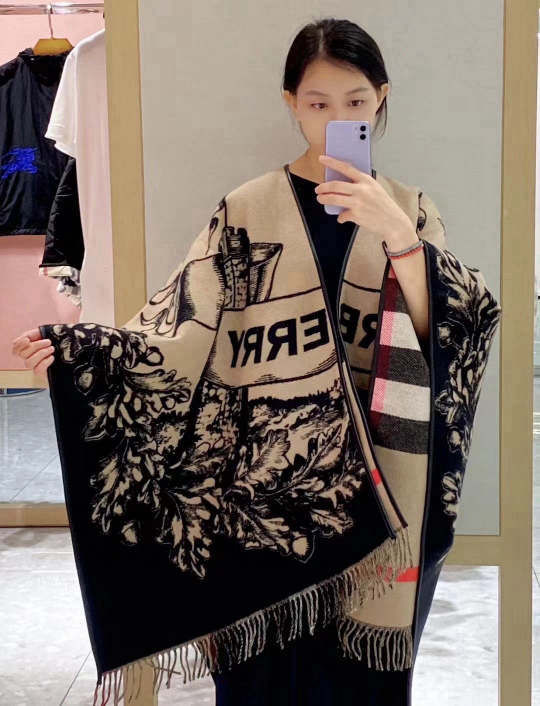 NO:341448,The original burberry latest model of the Knight war horse double-sided jacquard shawl cloak classic classic. This batch of original burberry is all inclusive. It was originally customized export orders. However, it was detained for unknown reasons. Qc also revealed the reason for the retention. This AB side effect is difficult to weave and can be worn with practical things that can be compared with cashmere coats. It can be worn on both sides. If you don’t buy it, you can buy it. The original hanger strap is anti-counter. 95 cashmere 5 wool international standard. Over 95 are all pure cashmere light counters. This order is arranged in the beginning of the year. It is a f-shop product that you want to follow and can’t see the real horn-covered edges and other slim-high-end scarves, high-end scarves, burberry, shawls19860909原单burberry最新款骑士战马双面提花披肩斗篷经典中的经典.这批原单全包.本来订制出口单.但是不明原因被扣留,Qc并于透露滞留原因介绍这款AB面效果很难织造可以和羊绒大衣媲美的实用东西而且双面可以两穿.不买它买谁而且原标原吊牌带防伪*.95羊绒5羊毛国际标准.超过95都是纯羊绒光专柜这个单都是年初4月份就开始安排纺纱织造就是f货想跟也跟不到看看真角包边等细高版本围巾,高版本围巾,burberry,shawls,scarf