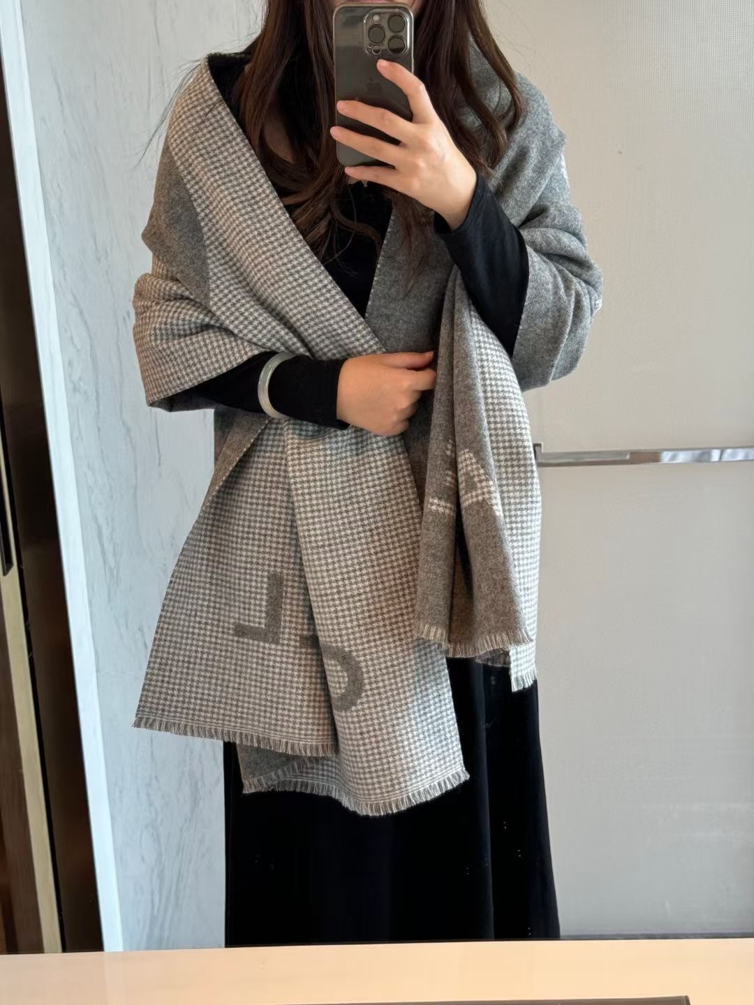 NO:341460,CHANEL fragrant grandma tail single new 23B houndstooth color block cashmere scarf, directly out of European, genuine genuine orders... Come out with large goods, without too many bad words, it is the best Chanel in the world, only the upper body will know its beauty, full of big brand style. Classic color block logo jacquard style, with houndstooth, F-product can't be imitated at all... A never-to-be-wrong way of appearance, even if it's like this for many years, TA's high-end and elegant  , played to the fullest by the designer, beautiful and fascinating, and never out of time, the fashionable shawl of the best elite master level, this Chanel style is really the more you look at, the more you love it, the more you look at, the more you like it, the more you look at, the more you like it, very weight and drooping, invincible, beautiful, not want to be afraid of, holding it in your hand, it is really invincible and comfortable to buy, customer supply cashmere, specifications, 45*185cm high-version scarf, high-version scarf, chanel, shawls19860909CHANEL香奶奶尾单新款23B千鸟格拼色羊绒围巾,直接出欧洲的,正儿八经的正品订单…和大货一起出来,不用多流弊的文字,它是全世界最好的Chanel,上身才会知道它的美,大牌范十足.经典拼色logo提花风格,配上千鸟格,F货根本仿不来哦…永远不出错的出场方式,既使再过多少年都是如此,TA的高级与优雅,被设计师发挥到淋漓尽致,美得令人心醉神往,永不过时极品精英高手级别的时髦感披肩这款Chanel的款,实物真的越看越爱,越看越时髦,越看越喜欢,非常有份量和垂感,无敌无敌好造型美的不要不要的,握在手里真的无敌舒适代购价,客供羊绒,规格,45*185cm高版本围巾,高版本围巾,chanel,shawls,scarf