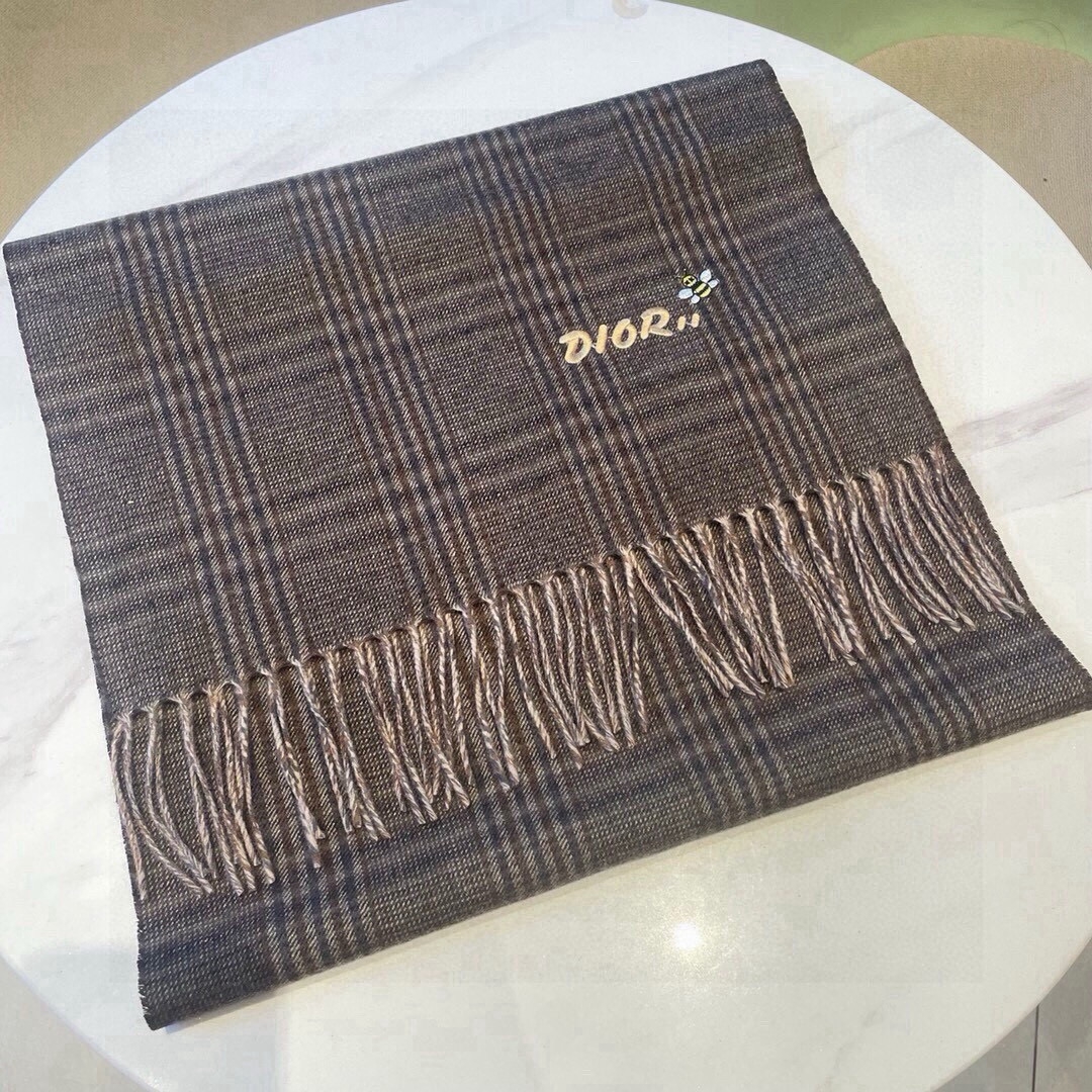 Dior 非常正的男士围巾‼ 简约 的男神配色 任何男生都会喜欢的款吧 D家字母标志加 刺绣