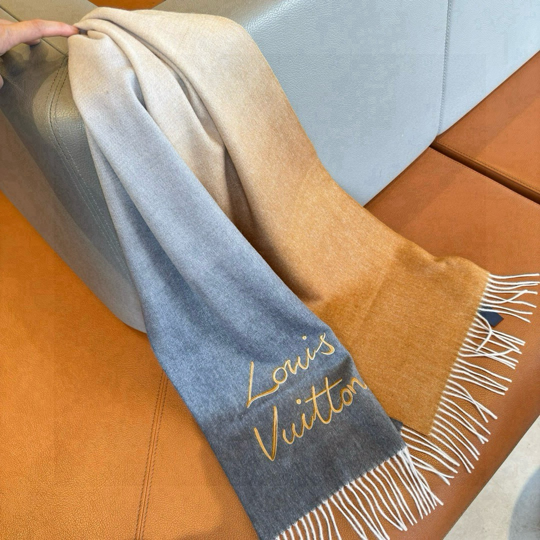 Louis Vuitton ▪大驴家新款渐变围巾 的温柔配色 迷恋 气质低调恬静又不失优雅 重点推荐 高级舒适 气质