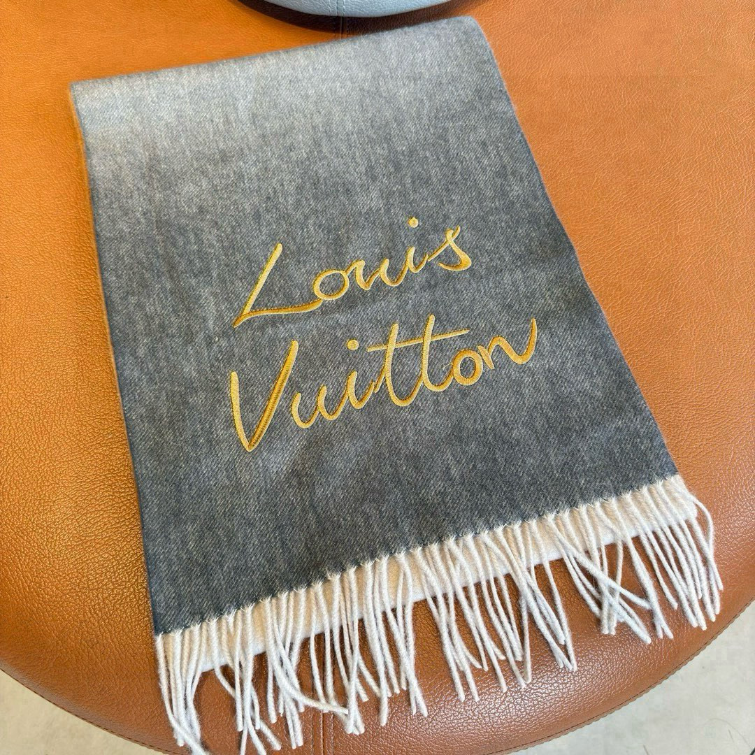 Louis Vuitton ▪大驴家新款渐变围巾 的温柔配色 迷恋 气质低调恬静又不失优雅 重点推荐 高级舒适 气质