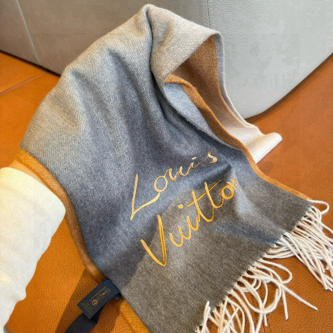 Louis Vuitton ▪大驴家新款渐变围巾 的温柔配色 迷恋 气质低调恬静又不失优雅 重点推荐 高级舒适 气质